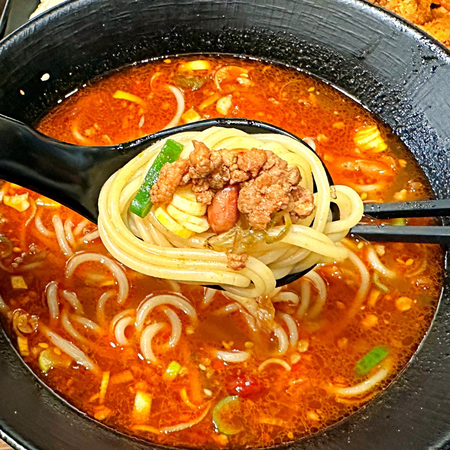 중국 본토 맛을 느낄 수 있는 "흠향원"
#협찬 중국식 고기국수 부터 냉면구이까지🍜

🥟찐 중국 본토맛을 느낄 수 이는 안산 "흠향원"

🥟중국 여행때 느껴본 본토의 맛이 그리워서 방문하는 분들도 다수

🥟중국인들도 방문하는 맛집

🥟"고기국수"는 잘게 다져진 고기와 땅콩이 들어있는 사골 베이스의 얼큰하고 마라향이 느껴지는 맛

🥟중국의 대표 길거리 음식인 "냉면구이" 는 겉은 계란물이 입혀진 면발이, 속은 소시지와 야채로 가득 차있으며 쫄깃한 식감이 특징

🥟"닭가슴살 튀김"은 잘게 찢어져서 튀겨져 나오는데, 담백하며 쯔란 가루가 입혀져 있어서 짭조름한 별미

🥟"떡꼬치"는 옛날 분식점 떡튀김에 쯔란 가루가 입혀져 있는게 특징. 떡이 매우 쫄깃함

🥟"미니전"은 요청드리면 잘게 찢어주시며, 짭조름한 메인 메뉴들과 곁들여 먹으면 찰떡궁함

🥟마라향, 쯔란에 거부감이 없는 분들은 누구나 좋아해서 자주 방문할만한 중식 맛집입니다. 어디서도 느껴볼 수 없는 식감과 맛을 느껴보세요!

📌경기 안산시 상록구 매화로 38 1층 103호
📌매일 11:00 ~ 23:00
📌브레이크타임 : 12시 ~ 15시
📌010-9601-1179

#안산맛집 #상록수역맛집 #안산중식당 #흠향원 #고기국수 #냉면구이 #미니전 #쇼좌빙 #닭가슴살튀김 #중국현지인중식당 #중국현지인맛집 #상록수맛집추천