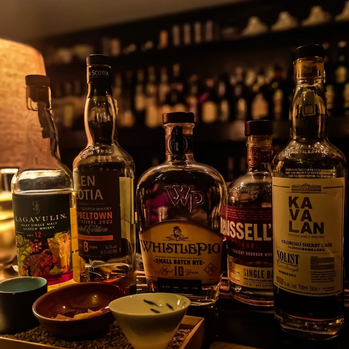 🤩오늘의 바 bar_tailor 🤩

친구집 근처라는 핑계로 들렸던 바테일러.

16년된 고등학교 동창이 있습니다. 

웃긴건 이 친구와 단 한 번도 같은 반이었던 적이 없습니다.
가끔 이런 인연도 있구나 싶습니다.🤣🤣

친구에겐 러셀 싱글배럴과 휘슬피그10을 추천해주었습니다. 저는 카발란 쏠리스트, 글렌스코티아 페스티벌8 , 23sr 라가불린 12 한 잔 하고 왔어요🫠🫠
.
.
.
#바테일러 #위스키그램 #위스키 #라가불린 #휘슬피그 #러셀 #카발란