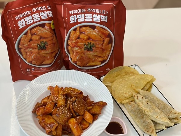 #협찬
.
우리가족 소울푸드 떡벆이~~❤️

오랜만에 찐 맛있는 떡볶이밀키트 발견했어요.
정말 가래떡 그자체인 쌀떡과 맛있는 쏘스 조합으로 누가먹어도 맛있는 화명동쌀떡 부산떡볶이!

납작만두와 당면만두 조합도 너무 좋고
매운맛 보통맛 나누어져 있으니 원하는 구성으로 픽해보아요😚

#부산떡볶이 #떡볶이밀키트 #쌀떡볶이 #떡볶이
#떡볶이는추억이다 #떡볶이맛집 #화명동쌀떡 #맛집 #맛스타그램 #밀키트추천 #떡볶이 #좋아요 
​