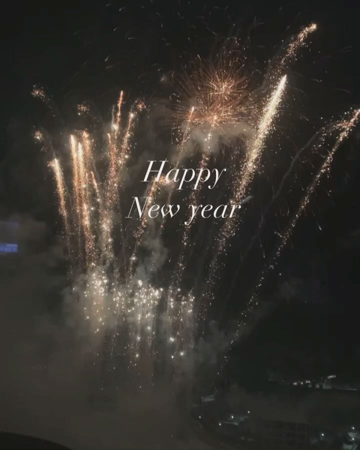 새하얀 눈 덮인 곳에서 맞이한 새해.
-
2023년도 덕분에, 2024년도 덕분에.
-
항상 감사하는 마음으로 열심히 살기.
-
모두 Happy new year 🤍