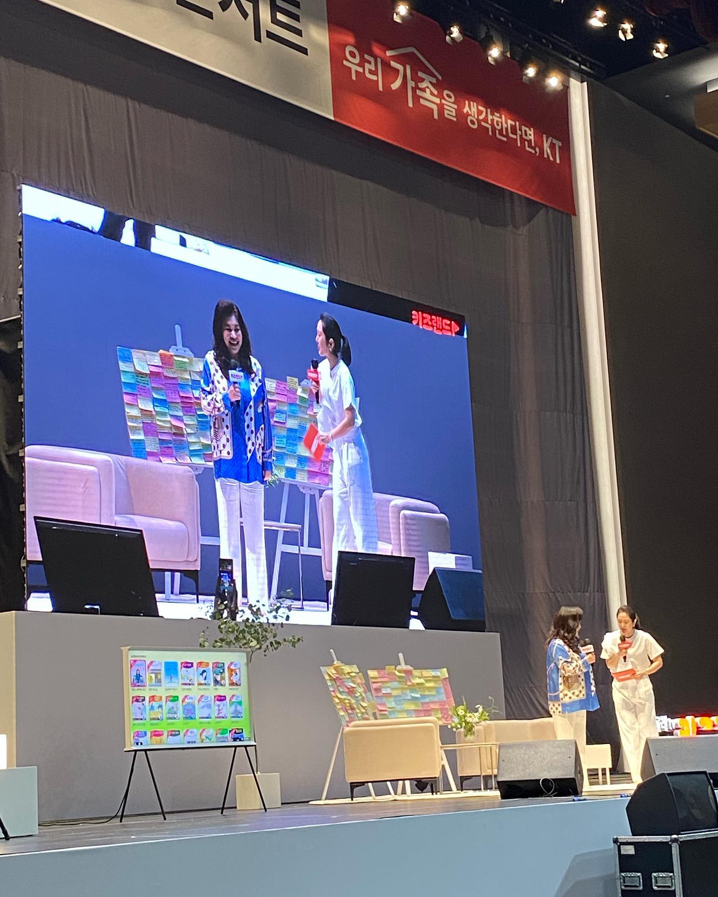 ♥️오은영 박사님 강의♥️
입장하실때 웬만한 아이돌 저리가라의 인기 ㅎㅎ 따뜻하고 다정하신 박사님! 아직 미혼인 저는 예행연습? 공부하러 왔는데 뜻깊은 시간이었습니다🙏🏻 🫶🏻 영은이 둘째 임신 축하해🫶🏻 우리는 둘이 아니라 셋이 온 것 😆 많이 배워가자

✔️’그랬구나’ 공감의 기적
✔️훈육과 생활지도를 구분해야한다
✔️훈육은 36개월부터 해야하는것!
✔️훈육은 인간이 절대하면 안되는 것을 단호하게 알려주는것
✔️외적인 칭찬은 하지말것 (예뻐도 ㅎㅎ예쁘다 하지 않기)

#오은영 #키즈랜드 #토크콘서트 #육아 #마음 #가족을생각한다면 #KT
