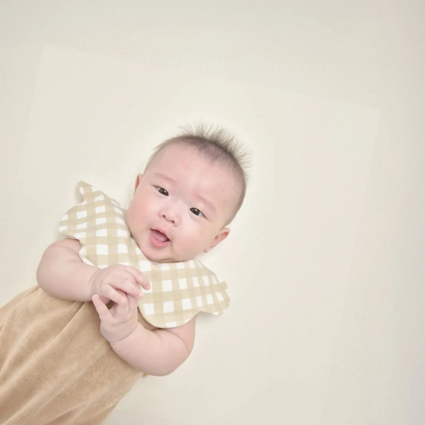 오늘은 아기곰스타일 🧸

d+145
삼촌이 사준옷입고
방끗 웃는 귀염둥이
턱받이랑 양말까지 깔맞춤

곰돌이같아서 더 귀여움🤎

#생후145일 #4개월아기 #생후4개월 #아기사진 #귀여운아기
#웃는아기 #아기옷코디 #아기데일리룩 #남자아기코디 #용띠맘