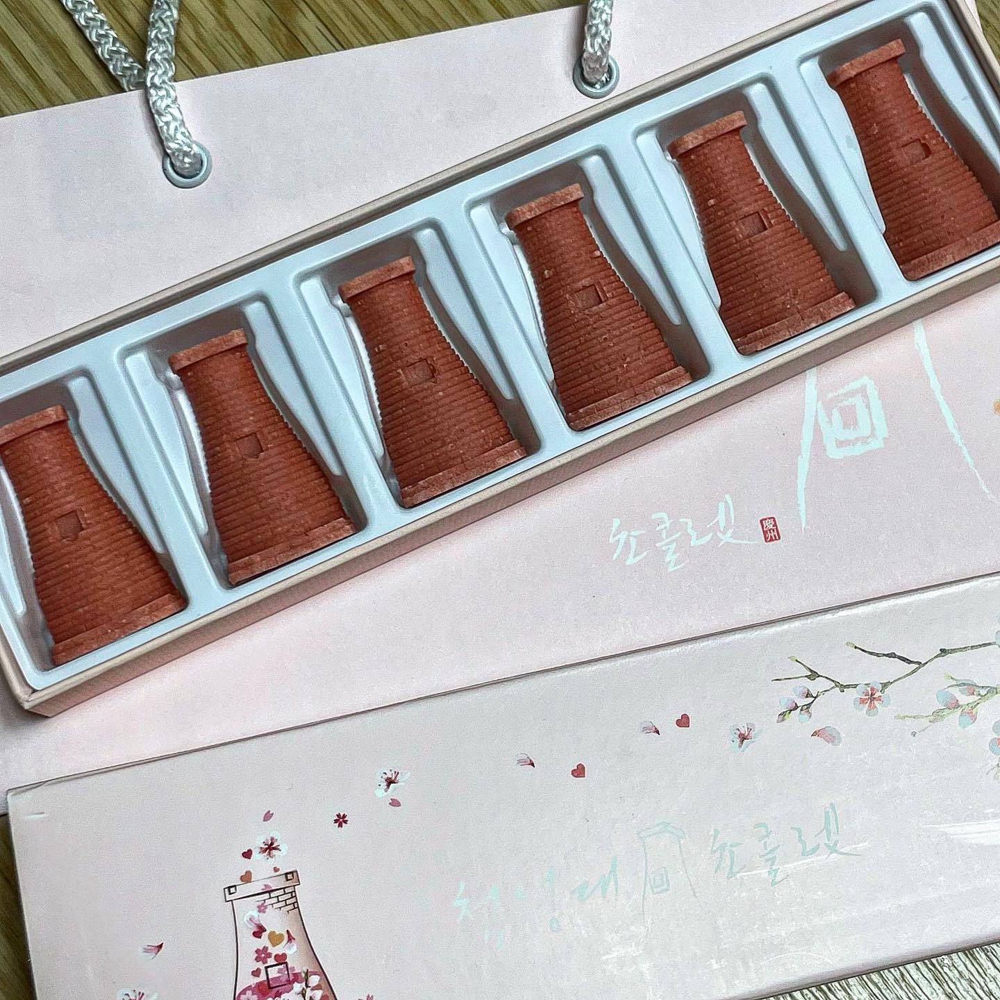 업체로부터 제공받은 제품입니다

안녕하세요~ 제가 이번에 가져온것은 #첨성대초콜렛 입니다 💖

이번에 경주 첨성대 초콜릿에서 벚꽃 에디션 초콜릿이 나왔어요☺️

완전 첨성대 모양이 딱 있는게 넘 예쁘지않나요?

저때는 초등학교 필수 수학여행 코스가 경주였는데 요즘 초등학교는 어디로 갈까요~~?🤣

첨성대 초콜릿은 맛이 되게 여러가지가 있어요! 그중 제가 오늘 가지고 온 초콜릿은 딸기맛인데 벚꽃 에디션 이랍니다 !!🤭

이렇게 보니까 정말 예쁘지않나요? 종이백부터 정말 핑크핑크한게 봄 느낌 뿜뿜 이더라구요!🤭

쓰러져가는 첨성대를 알리기 위해 #첨성대를부탁해 #경주#경주여행을 해시태그해서 첨성대 초콜릿과 함께 올리면 건당 1,000 을 적립하여 문화재단지킴이에 후원된다고 합니다 💖 많은 관심 주세요!

제가 먹은 초콜릿은 아래 사이트에서 볼 수 있습니다

https://smartstore.naver.com/csd_choco/products/5780614239?nt_source=cloudreview&nt_medium=exp&nt_detail=20230206?nt_source=cloudreview&nt_medium=exp&nt_detail=20230220?nt_source=cloudreview&nt_medium=exp&nt_detail=20230303?nt_source=cloudreview&nt_medium=exp&nt_detail=20230307?nt_source=cloudreview&nt_medium=exp&nt_detail=20230314?nt_source=cloudreview&nt_medium=exp&nt_detail=20230327

#경주특산품#경주특산물#경주기념품#경주선물#경주신혼여행선물#경주여행#경주초콜릿#첨성대초콜렛#경주#경주카페#경주맛집#황리단길#경주가볼만한곳