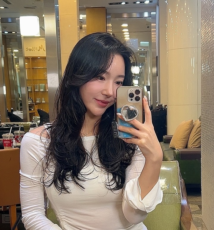 #협찬 
쉬는날 머리하로〰️❣️
어떤 스탈 원하는지부터 자세하게 상담해주고 꼼꼼하게 시술해주신 진수실장님 체고오
기장은 자르고 싶지 않았는데 그부분도 잘 캐치하시고 알아서 잘 해주셨어요😆😆
덕분에 머리도 넘 만족스럽게 된거같아요🤭💓
펌하실 분들 마샬뷰티살롱 논현점으로 고고

#학동역미용실 #강남미용실 #논현동미용실 #레이어드펌 #레어드c컬펌