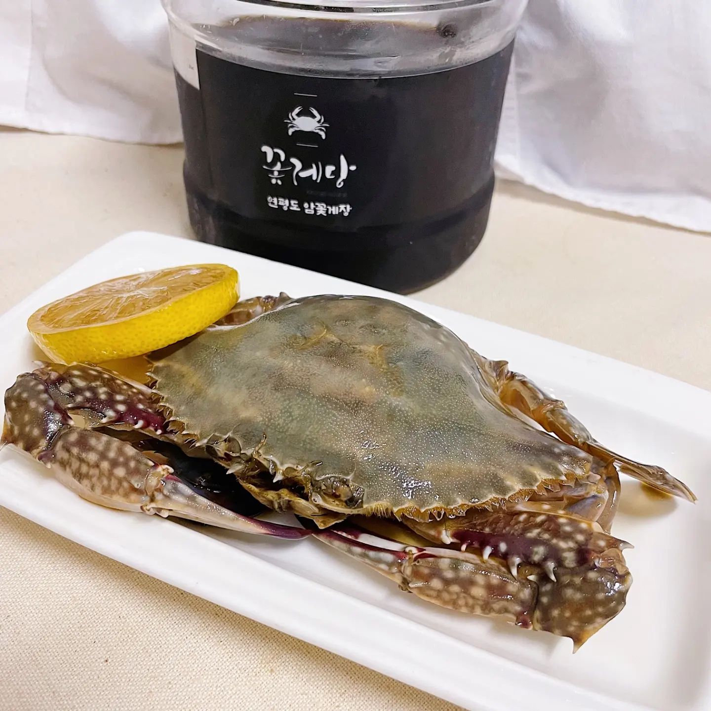 #협찬
보통 간장게장이 짤수도 있고
비린맛이 날수도 있는데
꽃게당 간장게장은 그런거 전혀 없는데다가
속부터 살이 꽉차있더라고요!!

비린맛도 안나고 찌지도 않아
밥이랑만 먹어도
너무 맛있는데 살까지 꽉차있으니
꽃게 하나 가지고 밥한그릇
다 먹게되거라고요~🍚

이미 배달의민족 평점 5.0 점을 
유지중인 업체라고해요~~👍
(직접 먹어보니 왜 그런지 알것 같네요~)

수율 90% 이상의 연평도 암꽃게만을 사용하였고,
비법간장으로 만들어져서 한약향이 거의 없어서
꽃게 맛을 더욱 극대화 시킴!!

간장게장용꽃게로 특A급 암꽃게만 수매중인데
양념용은 국내산 숫꽃게 중사이즈 이상을
수매중이라고해요~
진짜 제품 퀄리티가 어마어마한 꽃게당이에요~

소비자를 위해 최고로 좋은 꽃게들만 취급하시는 걸
보고 맛까지 인증되니 진짜 앞으로 간장게장 먹고 싶을때
여기서 자주 주문해서 먹으려고요~~😆

저희 엄마가 저녁밥 차리시려는데 
간장게장 그릇에 담기도 전에 맛보고 싶어 하실정도로
비주얼 또한 너무 좋더라고용~~
부모님 선물로 보내드릴때 쵝오인것 같아요!!

포장 또한 통 안에 실링 처리까지 잘 
되어있어 내용물이 흐를 염려가
없겠더라고요🎁

스마트스토어에서 주문시
첫 구매할인+오픈기념할인 혜택이 있으니
꼭 확인해보세요~~💕

Thank you crab.dang

#광고#꽃게당#수원맛집#게장택배#연평도암꽃게장 #간장게장전문꽃게당 #간장게장 #간장게장맛집 #알베기간장게장 #양념게장 #깐새우장 #게장맛집
