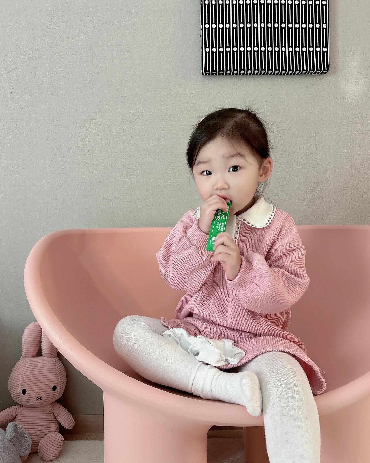 : 𝟭𝟬𝟮𝟵 𝗱𝗮𝘆𝘀
⠀
⠀
⠀
저녁부터 또 어린이집 가기싫다고 울다가 
아침에 일어나서도 어린이집 안가고 엄마랑 놀거라고했다가
등원길에 희담이 만나서 둘이 같이 주스 하나씩 먹고서는
깔깔대면서 등원해준 뚜룬이 ◡̈ 
⠀
얼른 친구들 많이 사귀고 적응도 빨리했으면 좋겠네 ❤︎ 
⠀
친구들이랑 논다고 엄마랑 안 놀아준다고 할 날이 
얼마나 남았으려나 ... 🤭😂
⠀
⠀
⠀
⠀
⠀
⠀
⠀
#아기등원룩#어린이집등원#아기오오티디#33개월아기
