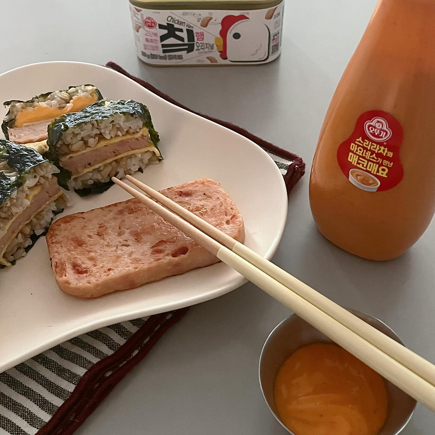 #협찬 #😋

한동안 스리라차+마요네즈 조합에 빠져 한 그릇 음식에 꼭 올려 먹었는데, 오뚜기에서 둘을 합친 매코매요가 등장했다.
부드러우면서도 매콤함을 잃지 않아 딥핑용 소스로도 좋고 덮밥이나 무스비에 올려 먹어도 맛있어.

닭고기 함량 91%로 단백질 함량이 높으면서도 퍽퍽하지 않고 밀도 높은 촉촉함을 자랑하는 칰햄은 짜지도 않아 더 좋다.

무스비 만들려고 달걀 부치고 칰햄 노릇하게 구웠는데 김밥 김이 없는 사태가 발생해 비주얼은 오열이지만 아무려면 어떤가, 오히려 좋아!

#오뚜기 #오뚜기햄 #오뚜기칰햄 #칰햄 #칰햄오리지널 #닭가슴살햄 #닭가슴살캔햄 #매코매요 #오뚜기매코매요 #매코매요소스