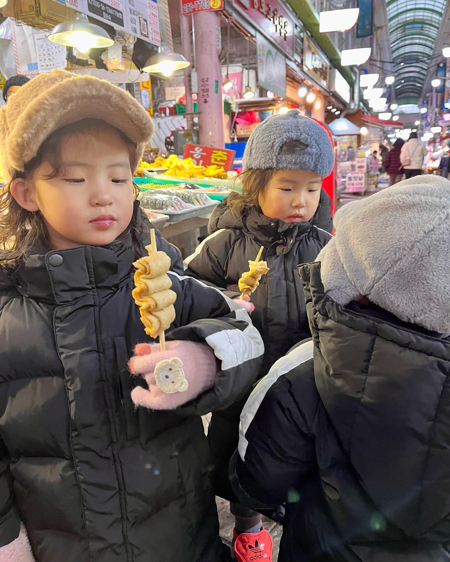 집콕 일요일 마무리는 시장에서❤️

와…시장에서 분식 간단히 먹을랬는데😂 4만원 실화냐…?
오뎅만 8개, 닭꼬지 4개, 핫도그 2개, 순대 떡볶이 튀김…
대단하다ㅋㅋㅋ 간단히 먹으려다 치킨값 나옴…ㅋㅋㅋ
그리고 집와서 베스킨 먹으며 기분이 날라갈것 같다는 그들
행복하면 됐다💗

멋쟁이들 먹고 씻고 댄스 한판 추고 자러 갔는데…
하하하..실화냐 오늘 육퇴 10시…?🤦‍♀️
재민이랑 벌써 각방을 줘야할까😭
요즘 재민이가 잠들기 어려워하고 새벽에도 계속 깨고…
덩달아 누나들도 못자는 중ㅠㅠ 오늘 낮잠에도 시껍했는데…
우리 재민이 원더윅스 중인가 으아아아아악 휴…

오늘 오전엔 엄빠 돌아가며 잔다고 집콕 육아
점점 체력이 딸린다😅 으헤헤
집에서 숫자놀이 한글놀이 자동차놀이…ㅋㅋ하는데
왜!!! 우리 지아 괴롭히니 이노무 시키들아❣️
싸우고 지지고 볶아도 잘논다 사랑둥이들

낮잠자고 킥보드 타러가자는 수아 말에 벌떡 정신차리고
나가서 킥보드 타는데…재민이는 여전히 걸음마 보조기😅
그리고…너희 킥보드 탄지 10분 밖에 안된거 같은데…
어느새 놀이터에서 더 신난 삼남매💕

체력딸린 애비애비덕에 집콕 수아지아재민
이렇게 집에서 뒹굴거리는것도 좋았다는 아기들
저녁에 잠들며 한바탕 난리가 있었지만…
그래도 너무너무 사랑하는거 알지? 사랑둥이들 잘자 알라뷰
재민아…새벽에 제발 깨지 말아줘…🙏

#주말 #간단히분식 #분식으로치킨값 #무슨일이지 #아이스크림에행복 #댄스타임 #자는전쟁 #집톡놀이 #누나괴롭히지마 #싸우고지지고볶고 #킥보드타러가다 #놀이터행 #잘자사랑둥이들 #사랑해 #쥐띠아기 #쌍둥이맘 #딸둥이 #이란성 #생후1242일 #호랑이띠맘 #생후651일