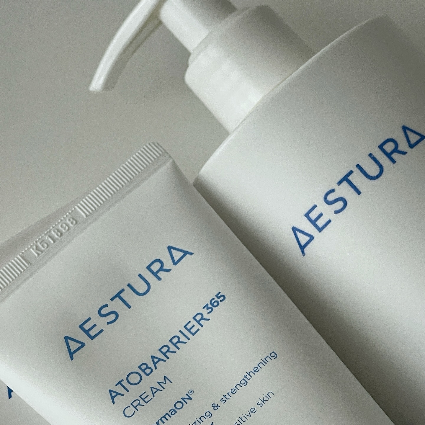 #제품협찬 aestura.official

서원이가 쓰는 에스트라 아토베리어 크림 로션
나닮아서 그런지 겨울엔 완전 극건성이라 로션 크림은 필수인데 🥹
병원에서 대용량 처방받아서도 쓰고 하니까 건조해서
가려워하는거는 없어졌다 유명한템이라 말안해도 알듯 🤍

건성이나 아토피라면 정말 추천해요! 

#스킨케어 #아토피 #아토피로션 #아토피크림 #화장품 #화장품추천 #파우더룸  #화장대 #홈스타그램 #집스타그램 #레코멘드 #에스트라레코멘드 #집꾸미기  #오늘의집 터 #아토베리어365 #아토베리어 #아토베리어365크림 #아토베리어크림 #에스트라아토베리어크림 #에스트라아토베리어 #에스트라크림 #올리브영 #올리브영추천템 #kbeauty #아이로션 #아기로션 #아기로션추천 #육아소통 #맘스타그램