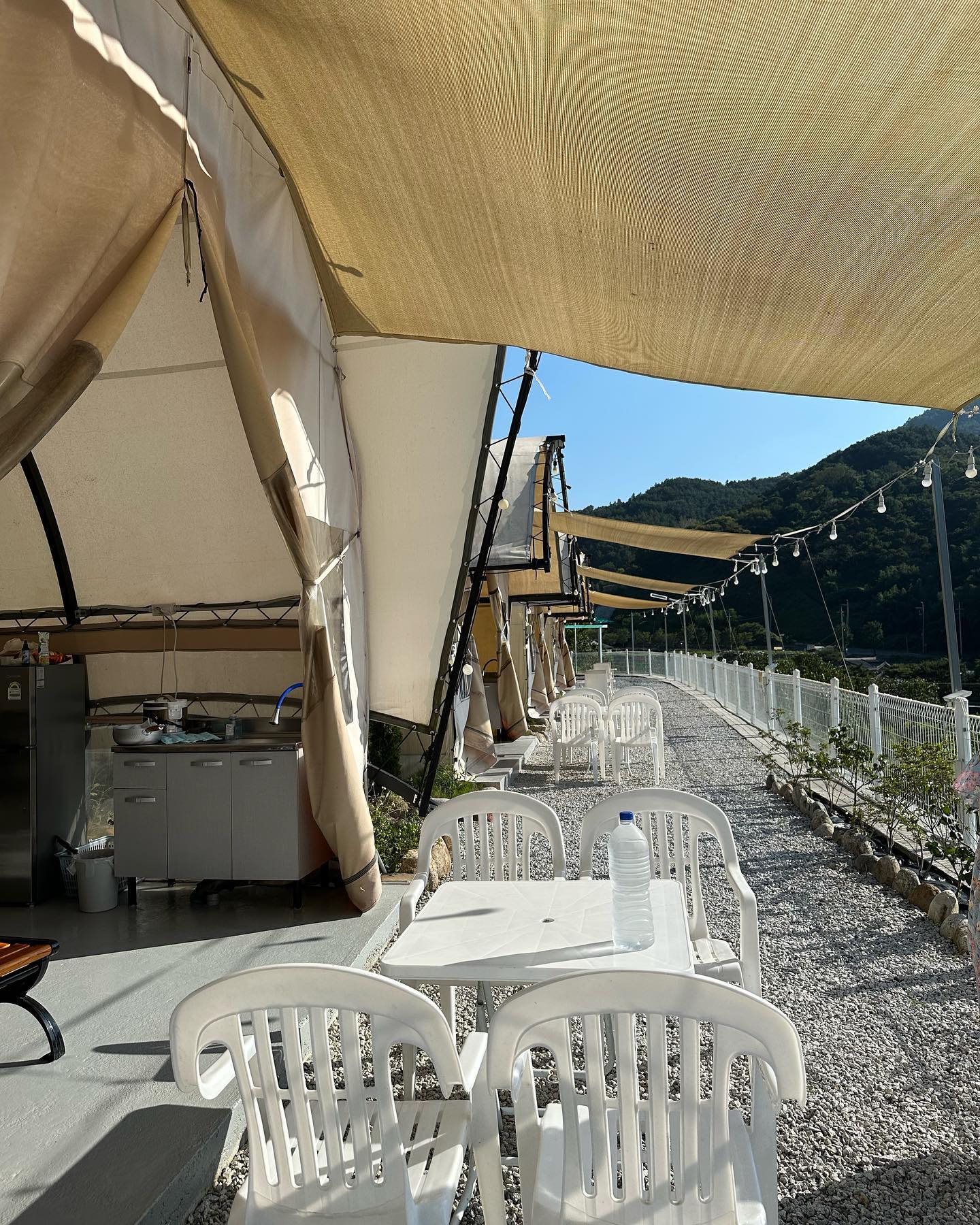 #산청펫글램핑 #애견동반글램핑 #가족여행
추석맞이 가족여행👨‍👩‍👧🐶
추석연휴라 가격대가 있었지만 초코 데리고 가기에는 제한이 많고 엄마도 캠핑해보고싶다해서 캠핑보다는 편하다 생각해 방문한 애견글램핑장으로 예약!
✅ 장점 
-밭 뷰인데 탁트여서 뷰 좋다
-시설이 전체적으로 깔끔하고 숙소마다 개인 화장실이 있어서 좋다
-불멍 추가금 내면 정해진 시간대에 준비해주심
✅ 단점
-펫 글램핑장이라서 애견전용인줄 알았으나 애견동반 아니신 분들도 있었고 숙소내에서만 오프리쉬 가능하다ㅠ 이럴려고 온 펫글램핑장을 찾은게 아닌데
(목줄 안하는 견주들 잡지는 않고 애견운동장, 수영장, 샤워실 따로 구비 되어있음)
-강아지 전용 식기, 배변패드 등 애견 용품은 따로 구비 되어있지않음..

🐨 새벽 탈출에 성공한 류초코 때문에 잠도 제대로 못잤지만 귀여운게 최고다..🫶