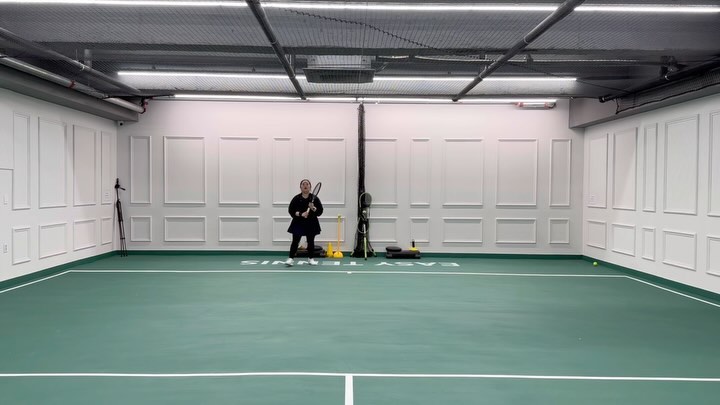 🎾197th Lesson🎾 

천천히 천천히 🐢🐢
백 하이 발리 이제 잘 칠겁니다 훗 

📌 Lesson note
1️⃣ 포핸드 스윙 크게 들어서 뒤로 돌아 나오기 
2️⃣ 백핸드 들었다 빼는 느낌 
3️⃣ 백핸드 몸 돌면서 앞으로 쭉 밀어주기 
4️⃣ 백 발리 공을 끌고나간다는 느낌으로 오른쪽으로 밀어주기
