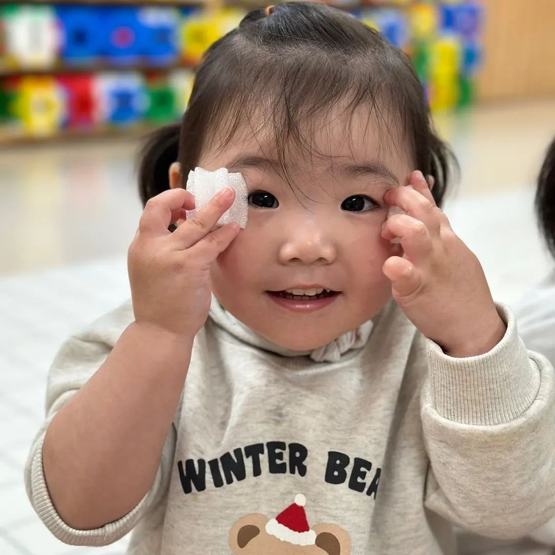 ✨️까먹기전에 쓰는 채빛 육아일기

얼집에서 배꼽이 생기는 이유?에 대한 동화를 듣고온듯 엄마배꼽 채빛배꼽 얘기하다가

👩 채빛이도 엄마 뱃속에 있다가 나왔지
👶 응~ 엄마 뱃속에 있을 때 채빛이는 편했어!
👩 아 채빛이 엄마 뱃속에 있을 때 편했다구? 그래 그러다가 채빛이가 응애 하고 엄마 배에서 나왔잖아~
👶 나는 깜짝 놀래서 응애 울었어요.
👩 채빛이가 그때 깜짝 놀랬어?
👶 엄마 배에서 나왔는데 나는 깜짝 놀랬어~

30개월이 가까워서 듣는 채빛의 출생 후기라니....?!
아기들이 세돌 전까지는 태담이나 태내환경 기억하는 아기들이 있다고 듣긴했지만 그게 울 딸이라니?!

편한 엄마 뱃속에 있다 태어나서 깜짝 놀랬다는 딸랑구🤣❤️