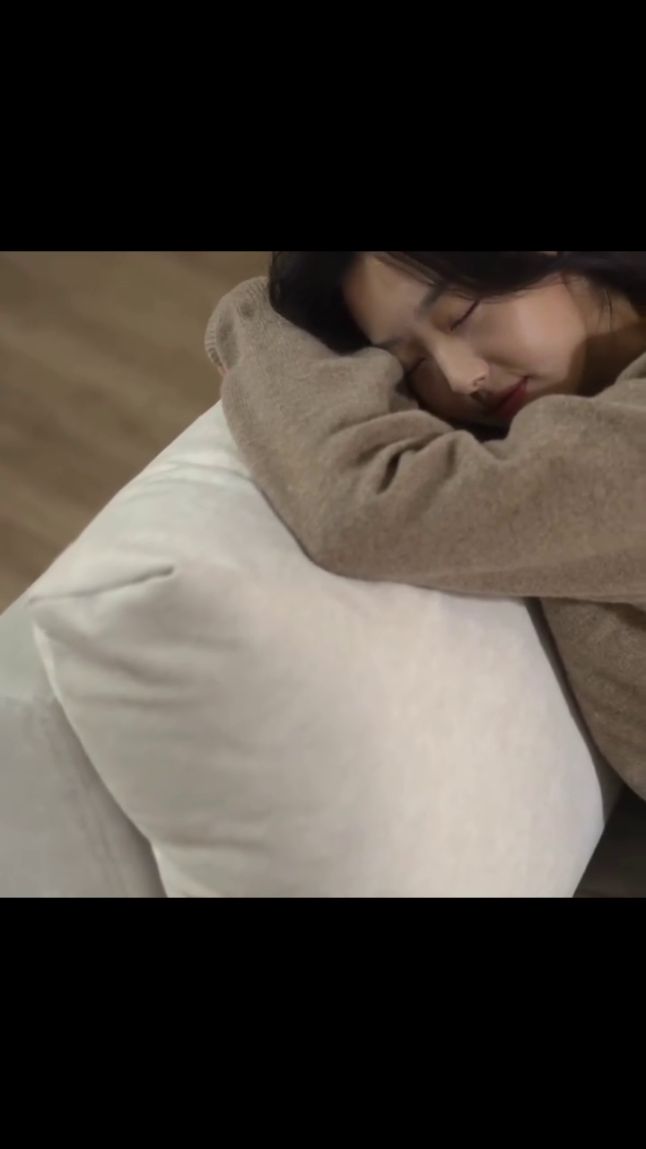 (리그램) cozyadd_official 

NEW PRODUCT l MARSHMALLOW SOFA

내 몸을 감싸주는 포근한 침대같은 
마시멜로 소파를 오프라인에서 선공개 합니다.

🌟프리미엄 구스와 
마이크로 항균 화이버가
내장된 등쿠션과 좌방석으로 
편안함을 두배로 느낄수 있어요.

🌟모듈형으로 같이 또는 따로따로 
소파인테리어를 내맘대로 
바꾸실수 있으며 친환경 기능성 
패브릭으로 강력한 이지클린과 
생활발수 가능합니다.

1:1 맞춤 가능한 국내제작소파로
내몸에 맞춘 나만의 취향을 
반영할수 있는 커스터마이징 소파입니다.

매장에서 직접 앉아보며 
마시멜로 소파만의 안락함을 느껴보세요. 

--------------------------------------------‐----------------------

시간이 흐를수록
더 깊게 느껴지는 소파가치

"소파 참 잘샀다!"

나만의 프리미엄 맞춤소파
.
.
.
Designed by COZYADD
기대 그 이상의 편안함, 코지애드

📍 Showroom
_ 경기도 김포시 석모로 51-27
_ 031-992-6662
_ am 10 : 00 - pm 20 : 00

'코지애드' 카톡채널로 문의주시면
자세한 상담도와드리겠습니다💌

#코지애드 #소파브랜드 #국내제작 #소파추천 #쇼파브랜드
#패브릭소파 #모듈소파 #구스소파 #신혼가구 #입주가구
#신혼인테리어 #감성인테리어 #거실인테리어 #집꾸미기
