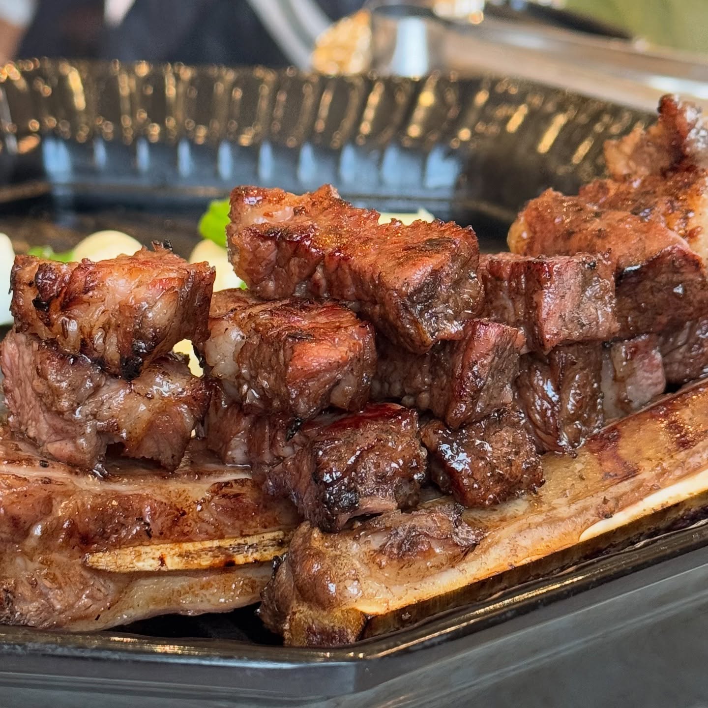#협찬
이국적이고 고급스러워보이는
외관으로 눈길사로잡는 우대갈비맛집 #육향 🐮

우대갈비는 짚불과 숯에 초벌되어 나오고
직원분들이 다 구워주셔서 편하게 식사가능
꽈리고추, 대파, 마늘, 떡도 같이 굽굽🔥
고기 어느정도 다먹고나면 뼈에 붙은 살코기
야무지게 발라내서 다시구워주시는데 찐맛도리🫢

고기랑 같이 먹기좋은 밑반찬들과
말돈소금, 씨앗젓갈, 깻잎페스토, 생와사비, 육장
무려 5가지소스들은 다양하게 먹을수있고 찰떡궁합✨

K디저트로 각종야채와 비법소스로 볶아
치즈와 계란까지 곁들여먹는 볶음밥으로 마무리👍🏻

와인바같은 분위기의 1층과
클래식하고 넓은 2층,3층까지 있어
데이트, 단체모임, 회식장소로 추천추천🫶🏻

#울산맛집 #울산동구맛집 #울산고깃집
#일산지맛집 #울산우대갈비 #우대갈비맛집 #리뷰노트