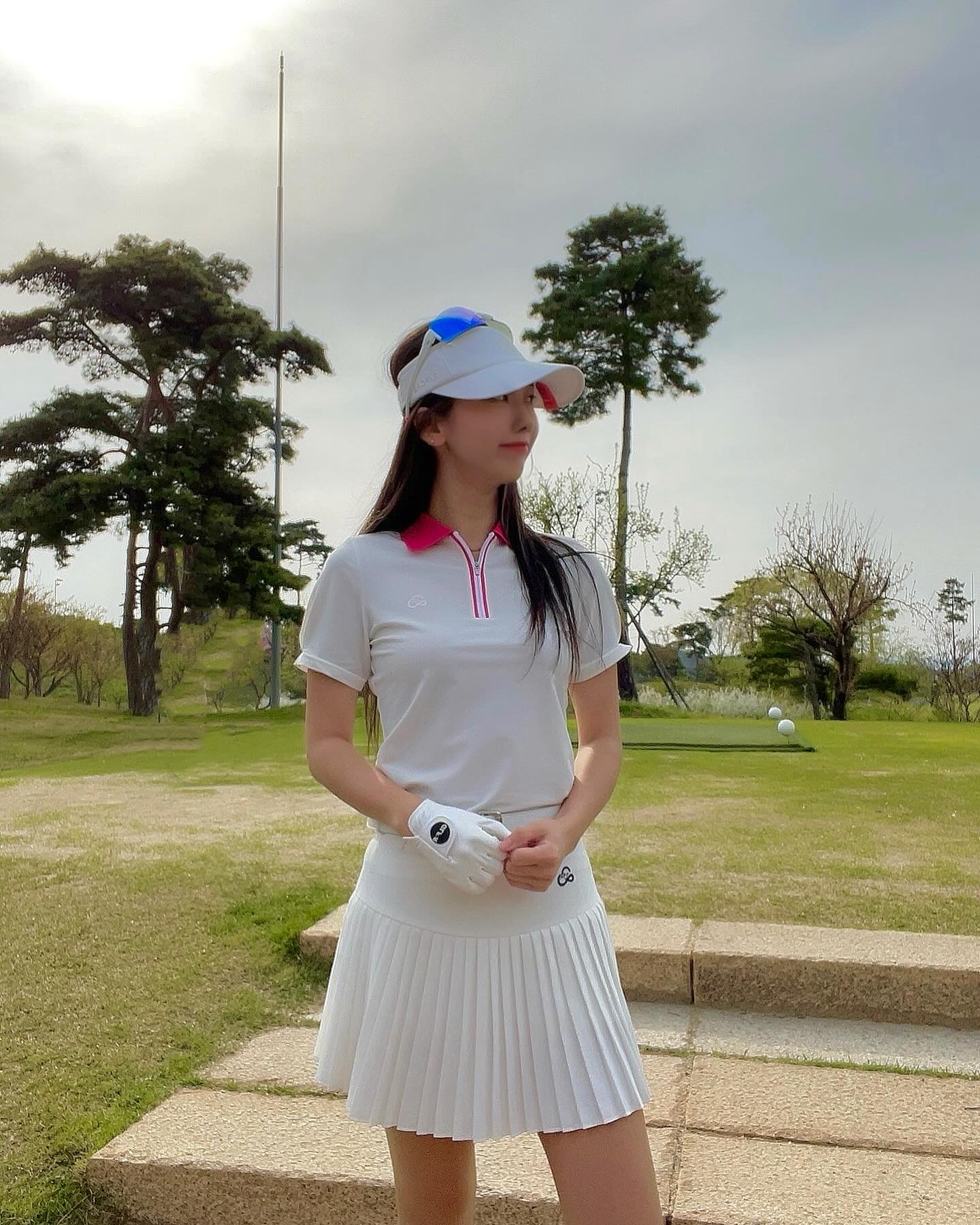 #협찬
이제 정말 반팔 입어야할 날씨 ☀️봄이 짧아요🥲
나일론 혼방재질로 매쉬느낌의 퍼프하프집업
핑크포인트에 너무 예쁜것 같아요
너무 과하지 않은 퍼프에 여성스럼움까지+🩷
화이트 바지에 입어도 너무 예쁠것 같아요

통기성이 높은 쿨소재라서 
오늘같이 더운날씨에는 통기성좋은 딱이예요
이렇게 예쁜고 소재 좋은 골프웨어 
이런제품 많이 만들어주세요🥰
.
#투에니스홀 #20thhole #골프웨어 #골프 #여자골프웨어 #여자스포츠웨어 #스포츠 #스포츠웨어 #여름카라티셔츠 #여자카라티셔츠 #하프집업티셔츠 #테니스 #테니스티셔츠 #테니스웨어