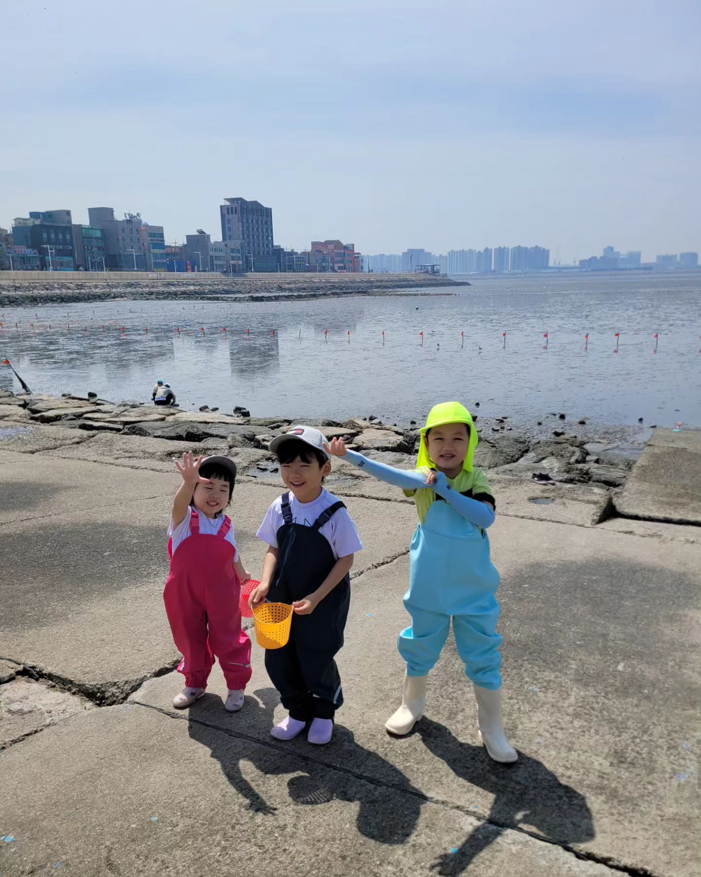 병규는 여전히 신나했고,
하나는 작년엔 싫다고 울었는데 
올해엔 그런거없이 엄청!!신나게 잘 놀았다🙂

조만간 또 가보쟈😎

#오이도갯벌체험 #오이도어촌체험마을 #아이랑갯벌체험