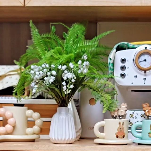 Yuhwanine on Instagram: "#광고 손댈 필요없이 깔끔한 처리가 가능하고 냄새완전 차단되어 주방에서도 욕실에서도 사용하긴 좋은 #걸이형휴지통 #밍고쓰2 디자인이 깔끔하고 예뻐 홈카페장에 달