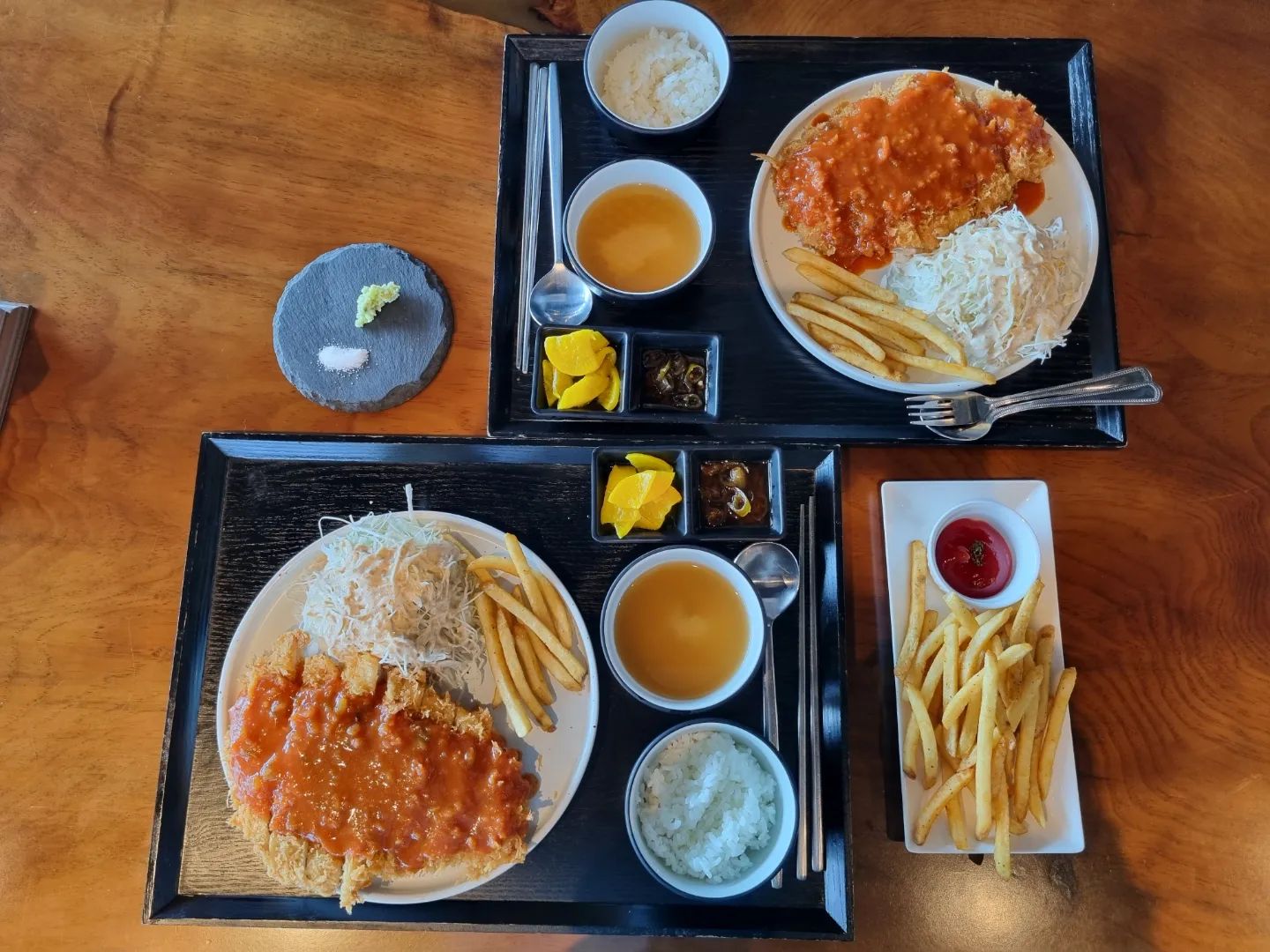 크리스마스때 아이들과 맛있게 먹고 
재방문 해야지 하다가 신랑이랑 막냉이랑 
점심 먹으러 다녀 왔다

튀김유로 몸에 좋은 라드유를 사용 한다고 한다 
저탄고지 키토제닉 식단러들 에게도 좋을 것 같다

이번엔 경양카츠와 불경양카츠를 먹어 봤는데 
고기가 두툼하고 촉촉하면서 소스가 넉넉하고 맛있다:)

하지만, 불경양카츠는 매운걸 못 먹는 
사람들은 입안에 불날 수도ㅋㅋ

엄청 매운데 끝맛이 깔끔하고 
양배추샐러드랑 잘 어울렸다

막냉이는 역시나 감자튀김 한접시 다 먹고 
장국에 밥말아서 뚝딱 했다🍟

부족한 반찬들은 물론 밥 리필도 가능해선 
든든하게 먹을 수 있었다

🫧을지로돈까스
▪ 경기 화성시 남양읍 화성로 1091 2층
▪ 0507-1457-0267
▪ 화-일 11:00-20:30
▪ 월요일 휴무
▪ 아기의자⭕, 포장⭕, 배달⭕, 주차⭕

#협찬 #남양맛집 #화성시청맛집 #화성맛집 #남양밥집 #남양라멘맛집 #화성라멘맛집 #돈까스맛집추천 #흑돼지돈까스 #을지로돈까스 #맛집 #먹스타 #맛스타그램