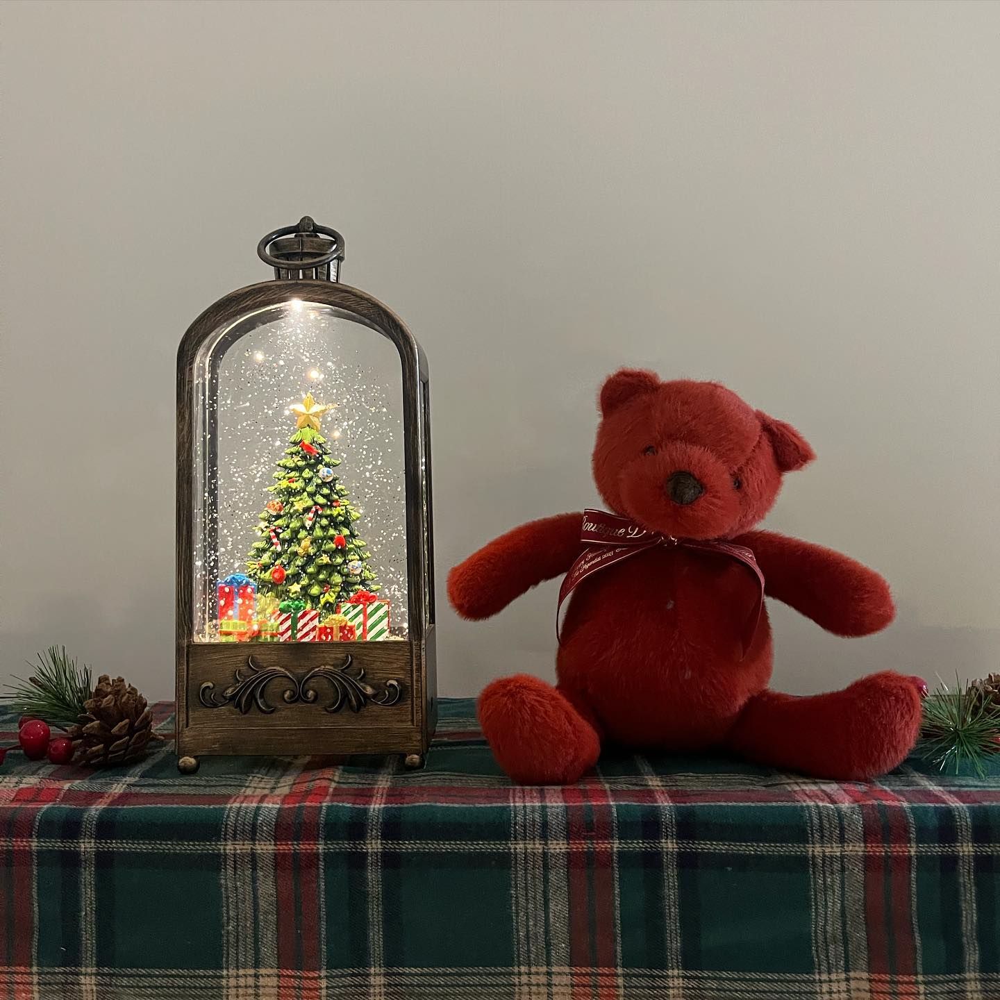 크리스마스에 진심인 나🎄
드디어 현백 레드베어 인형도 데려와따🤍