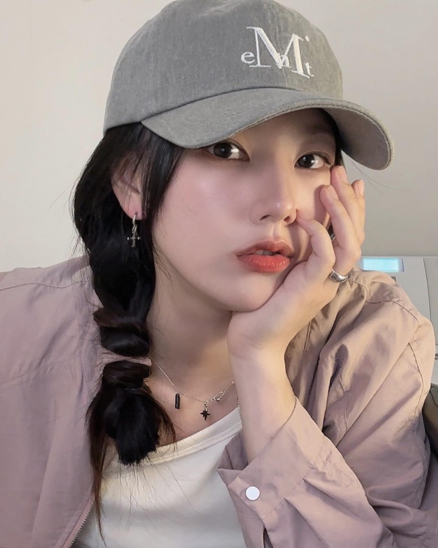 🧢 mu_cent #제품제공 아묻따 예쁜거 모두 다 인정하는 무센트 볼캡 🪡자수 로고에 깊이도 적당하고 챙도 길어서 얼굴 완전 작아보임~(˵ ͡~ ͜ʖ ͡°˵)ﾉ (우리집 고양이도 이쁘다ㅎ.)

🧾: MUCENT BALL CAP - Dyeing khaki
#mucent #무센트 #볼캡 #모자
#고양이는목적이지수단이아닙니다