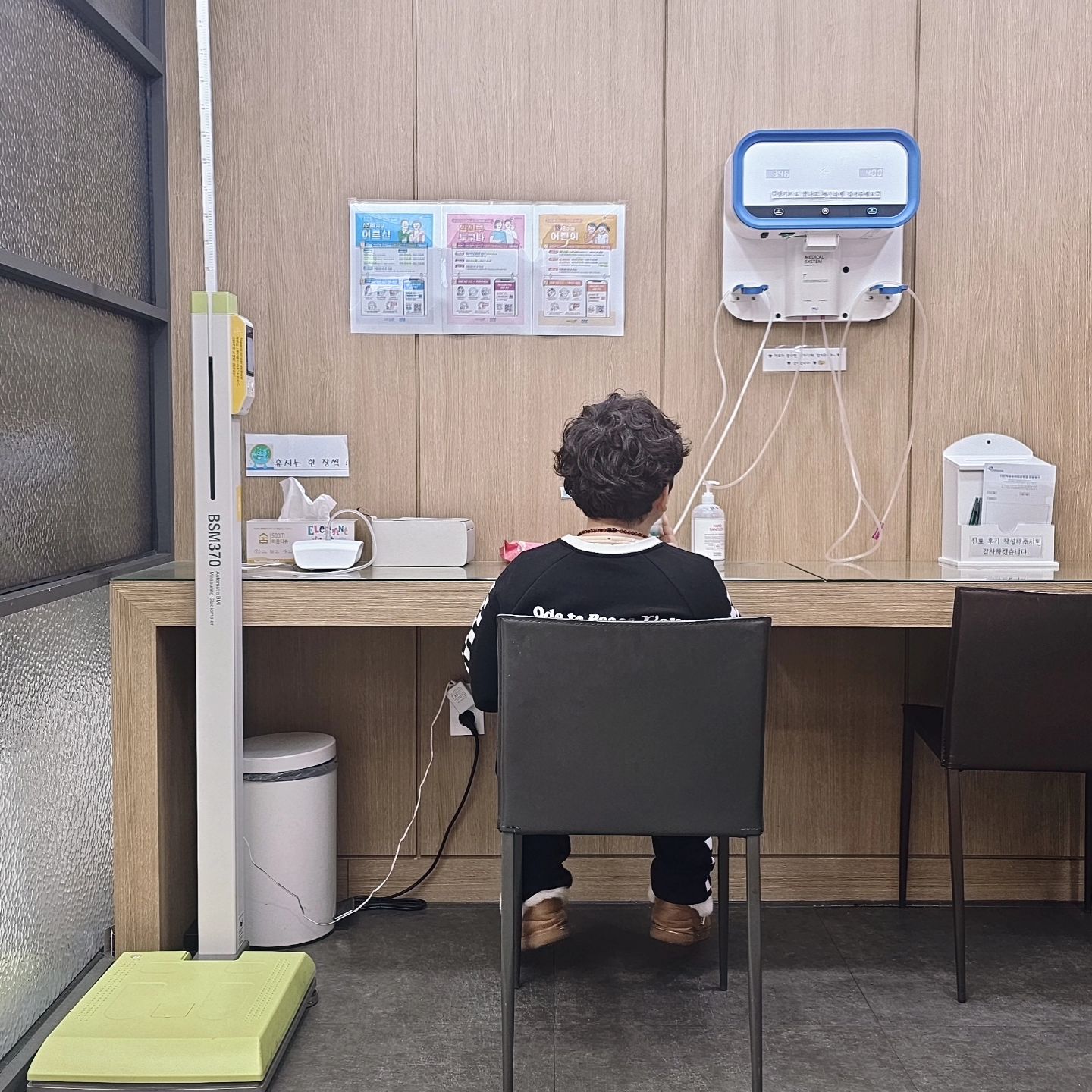 #뽀둥뽀둥뚱이 

겨울엔 비염이 괜찮았었는데
집이 너무 건조했던걸까요?

갑자기 코가 막히고 힘들다해서
급하게 이비인후과 🏥 

이제는 제법 컸다고 
의사쌤과 대화를 하면서
본인이 불편한걸 다말하네요

좀있으면 혼자서도
병원 다닐수 있을거 같은데
저 좀 서운해질라해요 😭