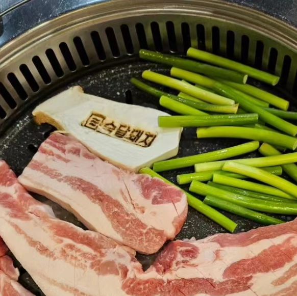 ♡똥똥맘♡ 수연 on Instagram: "#협찬 숙달돼지 동탄점(북광장) 숙달돼지가 리뉴얼 되었다고 해서 방문했는데 크리스마스 다가온다고 매장 앞에 트리도 있고 홀도 깔끔하고 각종 모임,회식,가