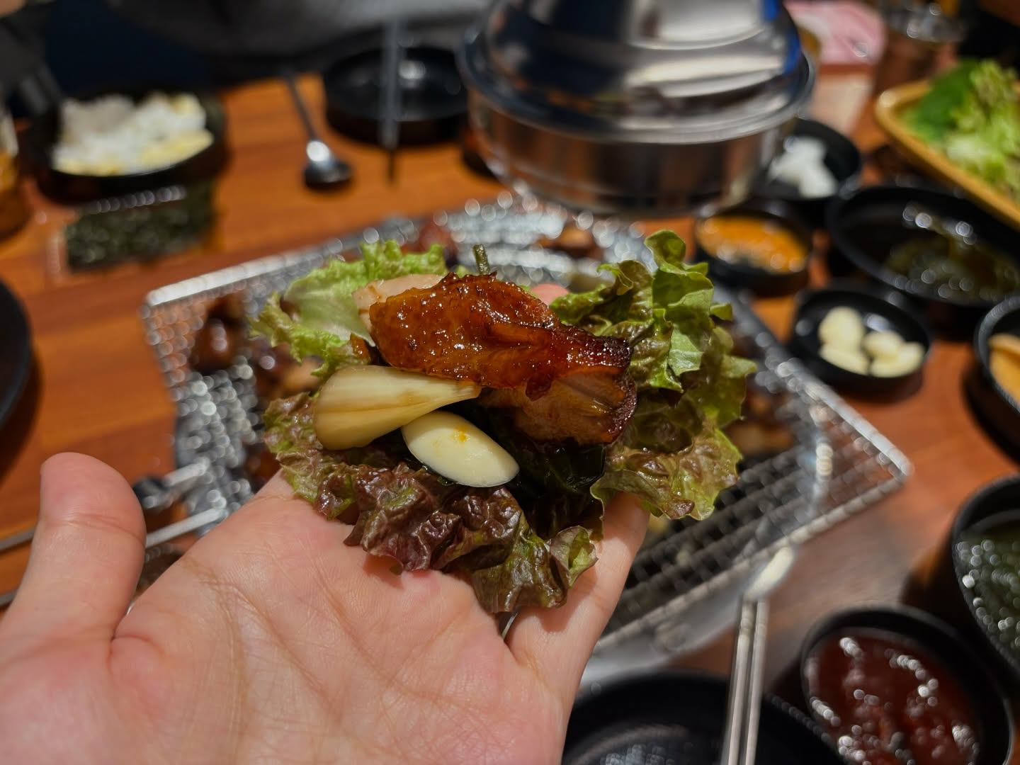 #대구월성동맛집 #밤새우는닭월성직영점 #숯불닭구이전문점 🍗
오픈 3개월 정도인데 이렇게 만석이 끊임없다니, 촉촉한 숯불 닭구이 기술적으로 구워주시니 편하게 맛있게 먹고 1회 무료 제공되어지는 계란찜과 얼큰 콩나물국의 조화는 최고에요💓 찐 맛집만 추리고 있는데 중요 손님들 오면 무조건 여기는 필수! #현지인맛집 #대구맛집추천