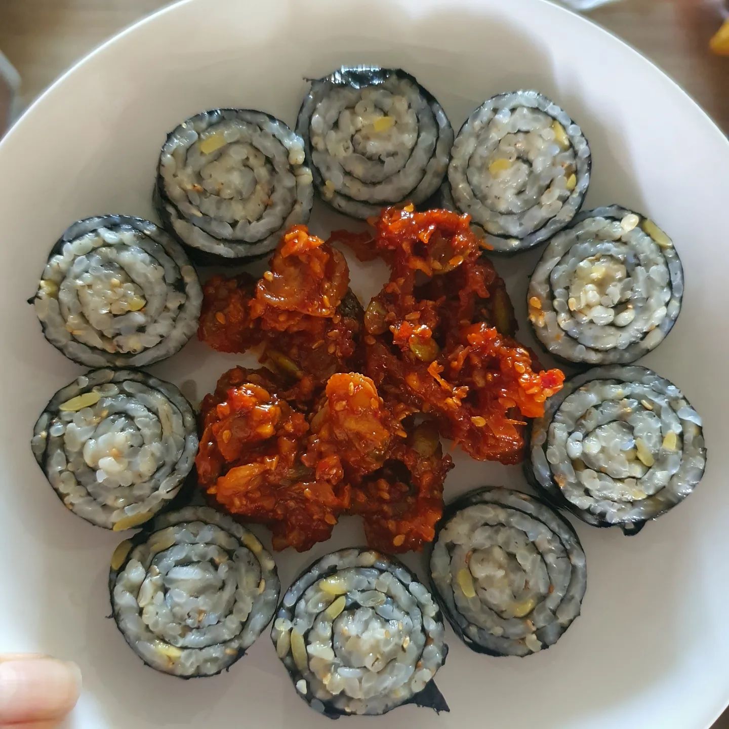셀프충무김밥

어제 암사동 전통시장 구경갔다가 
꼬막무핌과 오징어채 무참을 조금 샀는데 맛을 보니 충무김밥이 생각나더라고요.
간만에 압력밥솥에 밥하고 심밥 만들어봤어요 

#김밥 #곤약밥 #곤약감밥 #루핀콩
#루핀콩김밥 
#셀프충무김밥
#충무김밥
#자취생요리