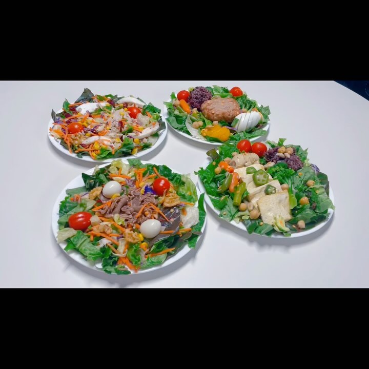 기름진 명절 음식을 먹어서 급찐급빠 몸매관리 해보려고 [슬림쿡] 프리미엄 샐러드+ 데일리 샐러드 정기배송 이용하고 있오요.

그릴함박 샐러드 /그릴두부 샐러드 /불고기 샐러드 /닭가슴살 오징어 샐러드 
네가지 제품을 먹어보았는데 풍성한 양과 맛도 만족하고 속이 편안한 포만감이 좋더라구요. 

점심식사 대용, 식단관리 운동러 들도 챙겨 다니며 먹기에 간편하고 채소를 먹고 싶어도, 비용에, 쓰레기에 부담되는 자취생 직장인 다이어터, 육아맘 그리고 방학맞이 다이어트에 돌입하는 대학생 모두 추천드려요.

주문 즉시 제조하고 당일 발송 이기에 정말 신선해요~ 매일 새벽 시장에서 공수한 최상의 재료로, 마치 오프라인 매장에서 사먹는 샐러드처럼 신선함 가득한 샐러드가 매일 우리집 앞으로 배송되어요. 

자극적인 일반식에 한끼라도 건강하게! 

slimcook_official 

#샐러드맛집 #샐러드정기배송 #샐러드배달 #샐러드도시락 #새벽배송  #오운완 #운동하는여자 #운동하는직장인 #운동하는남자  #운동하는육아맘 #식단  #식단추천 #식단기록 #다이어트  #몸매관리 #체형관리 #닭가슴살샐러드 #두부샐러드 #불고기샐러드 #식물성단백질 #슬림쿡