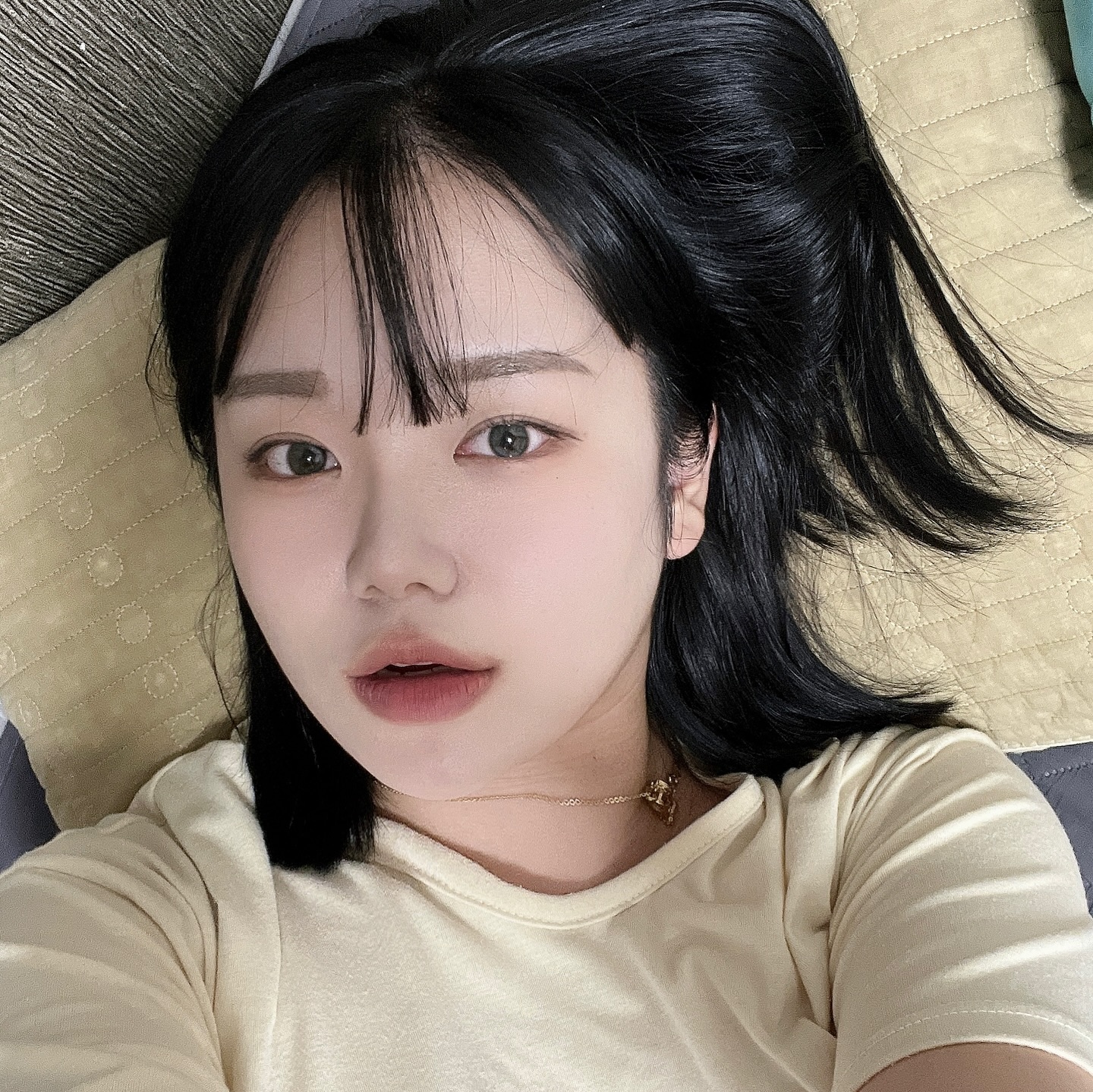 #협찬 #두눈렌즈 

두눈렌즈 쉘 시리즈 (₩ 15,000)
직경 14.0mm / 그래픽 직경 13.1mm
B.C 8.6 / water 43%
실리콘 하이드로겔

너무 예쁜 쉘 올리브 색상
연두색 + 물빠진 그레이 색상으로 쿨톤 , 뮤트톤 추천 !
홍채 부분의 도트무늬가 매력적이고 자연스럽게 보이고
13.1의 적당한 사이즈로 올리브 색상이라도 파충류처럼 튀는 렌즈가 아닌  홍채를 초록빛으로 물들인 느낌이라 매력적인 렌즈 💚🍀

#렌즈추천 #편의점렌즈 #렌즈추천 #포블로그