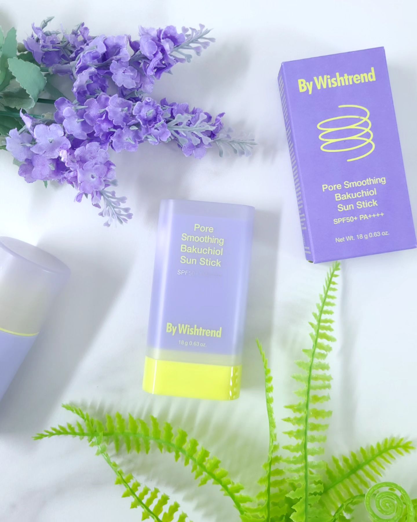 #제품제공

바이위시트렌드 포어 스무딩 바쿠치올 선스틱
SPF50+ PA++++
18g 

4월 15일에 공식 런칭되는 바이위시트렌드의 선스틱을 소개합니다!!

🌞외관
보라색과 레몬컬러의 유니크한 조합으로 바이위시트렌드만의 컬러를 나타냈어요💜🍋
돌려서 쓰는 타입이라 손에 묻히지않고 선케어가 가능하답니다
보송한 제형처럼 케이스도 매트해서 잘 어울려요!!

🌞제형
거의 안 바른 것 같은 보송한 마무리감을 가진 스틱밤이에요🫧
유분이 많지 않아서 몸에 발라도 거슬리지 않아서 좋았어요

🌞활용
백탁현상이 없어서 메이크업 전 간편하게 바르기 좋아요
점점 자외선이 강해지고 있어서 저는 목에도 사용하고 있답니다!!

🌞향
무향인 것 같은데 약간의 새것냄새..?가 납니다
그래도 진하지 않아서 별로 신경쓰이지 않아요!

🌞장점
✅️자외선 차단지수가 높고 손에 묻히지않고 선케어 가능
✅️컴팩트한 크기의 예쁜 케이스
✅️호불호 안갈리는 무향

#바이위시트렌드 #bywishtrend #바쿠치올선스틱 #바쿠치올 #선스틱 #안티에이징 #슬로우에이징 #선스틱추천 #lovebywishtrend bywishtrend