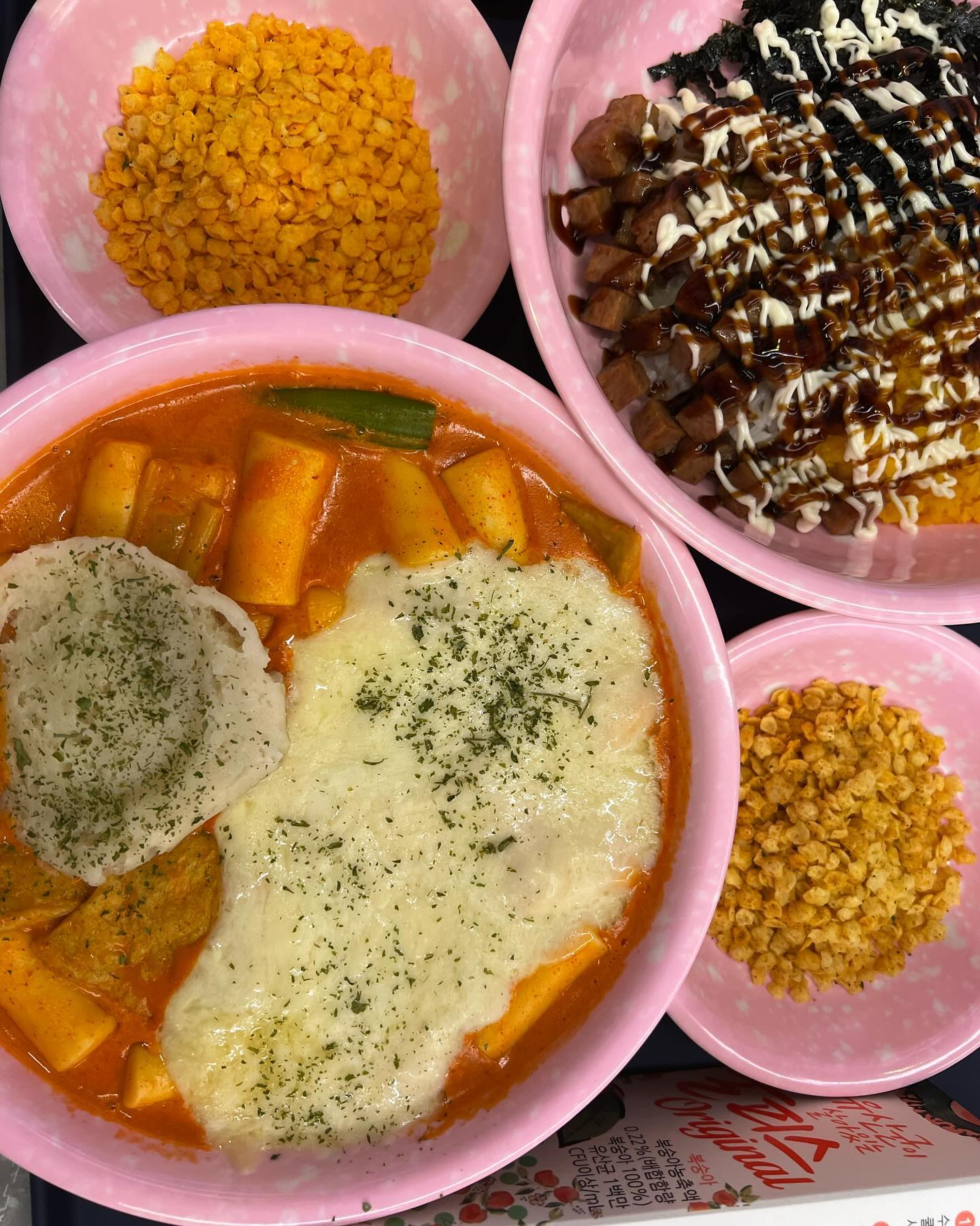 스텔라떡볶이를 드셔보셨는가!

다양한 맛과 다양한 메뉴로 즐길 수 있는
떡볶이 전문점

한 번 친구따라 먹었다가
계속해서 생각나서 떡볶이 먹고 싶을때마다
생각나는 떡볶이집 ❤️

로제떡볶이에 스팸마요덮밥 하나 추가하면
2명이서도 배불리먹을 수 있는 맛있는
떡볶이집