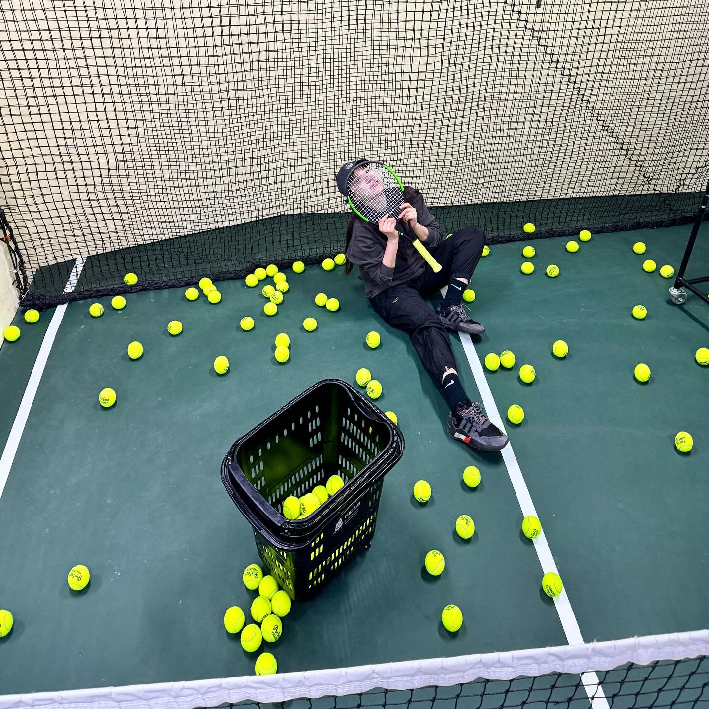 어느새 테니스 2개월차에 진입중인 하나우🎾

테니스 용품 쇼핑하구 테니스룩 입고 싶어서 
시작한 테니스에 진심이 되어가는 중🫶🏻

드디어 테린이가 되어 꼴랑 30분 레슨에 헉헉 대는 요즘

눈꼽도 안떼고 일어나자 마자 허둥지둥 달려나가긴 하지만

모두의 기대와 우려를 보란듯이 발로차고 

중도포기 없이 열심히 하고있다아핳 

나의 테니스메이트 tiph_ly 

딱 나정도의 귀차니즘과 딱 나정도의 체력으로 

너무 잘 맞는 테니스파트넠ㅋㅋㅋㅋㅋ

우리 그래서 라켓사러 언제가???🤔

#테니스 #테니스레슨 #테린이 
#테니스타그램 #🎾 #한남동테니스