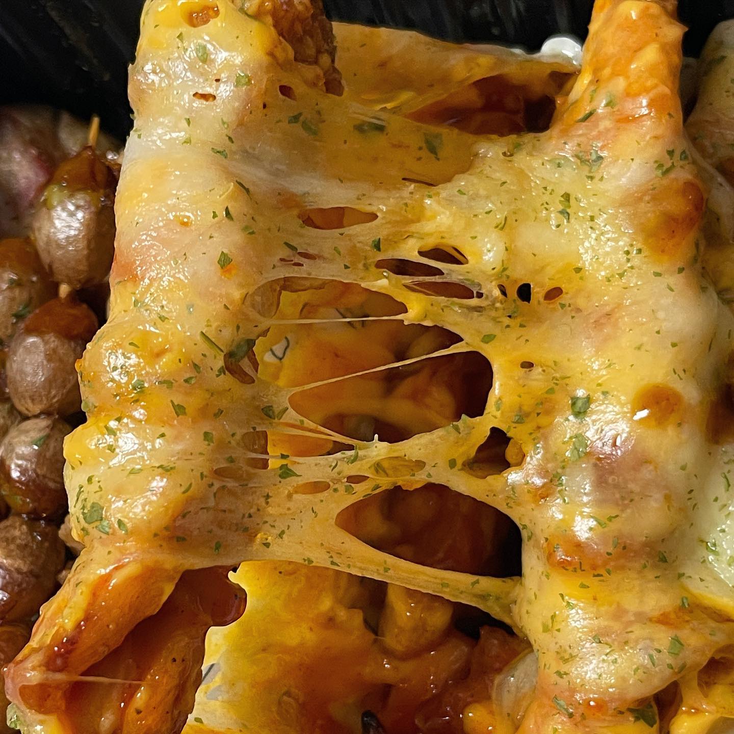 #협찬 #청춘닭꼬치 

새벽까지 영업해서 야식 시켜먹기 좋은 닭꼬치 맛집 청춘닭꼬치🔥🔥 종종 야식으로 주문해먹는 곳임에도 매번 주문할 때마다 고민고민~~ 이번에도 구성이 얼마나 알차고 다양한지 주문할때 뭐로 할까 엄청 고민했답니다

닭꼬치는 총 9가지 맛이 있는데 저는 
더블치즈닭꼬치 / 소금구이닭꼬치 / 간장염통꼬치 / 은행꼬치 주문!! 써비스로 소떡소떡까지 맛있게 냠냠 이거 완전 맥주랑 궁합 체고❤️‍🔥 

그리고 맛별로 구분해서 포장하는 센스 미쳤구요 맛 섞일 걱정 노노👍 꼬치 밑에는 양배추가 깔려있어서 같이 챱챱해주기 양배추러버는 행복해요💖

전용 앱으로 주문하면 첫 주문 5,000원 / 3,000 / 2,000원 쿠폰도 제공해주니까 혜택 알뜰하게 챙겨서 주문해먹자구요🐷

#닭꼬치맛집 #신도림맛집 #배달맛집 #야식추천 #닭꼬치배달 #맛도리 #맛도리그램 #먹부림 #은행꼬치 #닭꼬치 #염통꼬치 #먹스타그램 #냠냠박사 #야식 #야식스타그램 #야식맛집 #먹팔 #먹팔환영