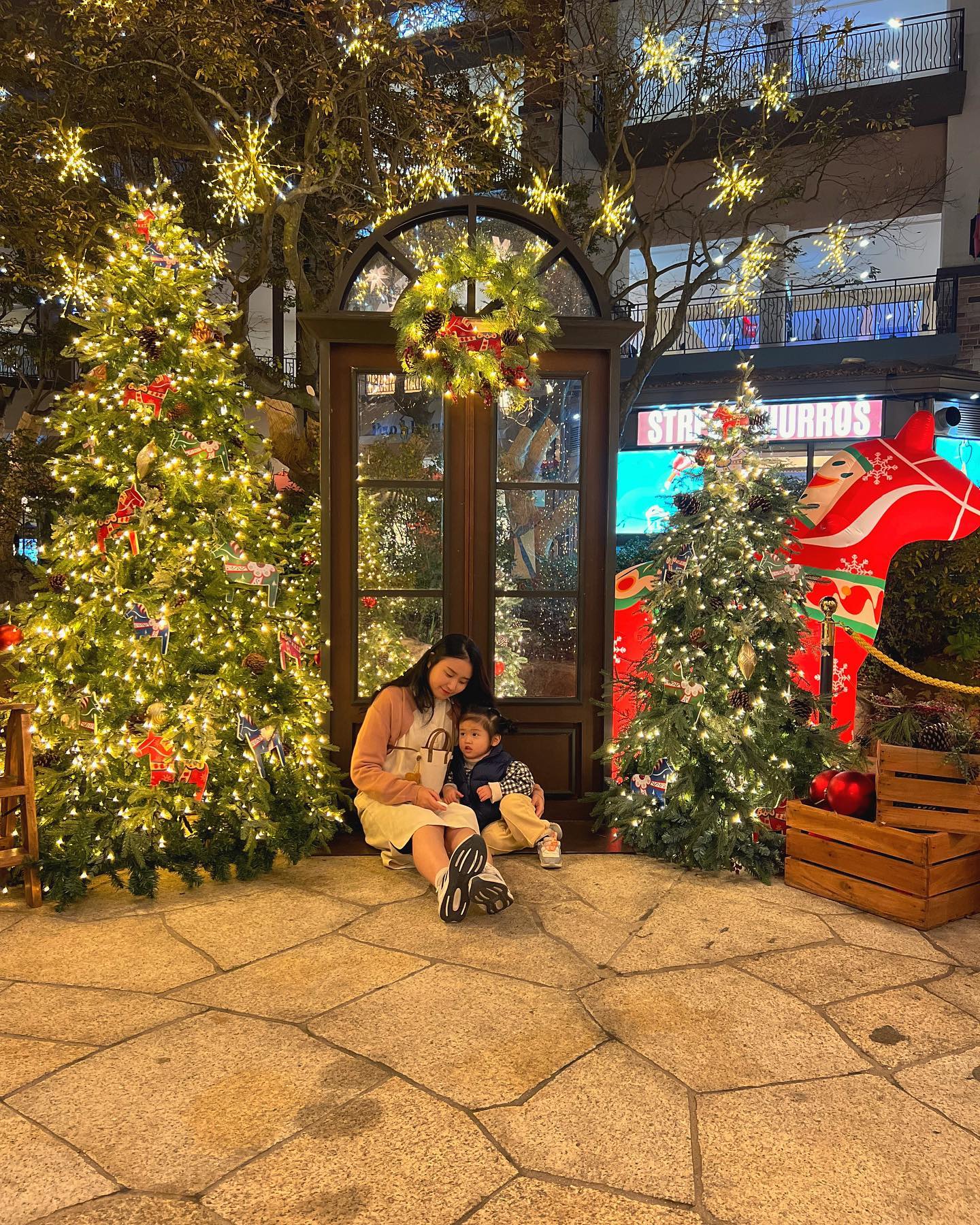 쨔꿍이와 하원 후 데이트 👩‍👧❤️

시흥 아울렛에서 다가오는 크리스마스에
축복을 상징하는 달라홀스 컨셉으로
예쁘게 꾸며놓았다는 소식을 듣고
바로 출발했어요 🚗💨

생각보다 더 예쁜 사진에 만족🥰
시흥 근처에 거주중이신 분들
방문 꼭꼭 추천드립니당 💖

#시흥신세계프리미엄아울렛 #신시아 
#아기랑갈만한곳 #크리스마스트리 
#맘커플사진