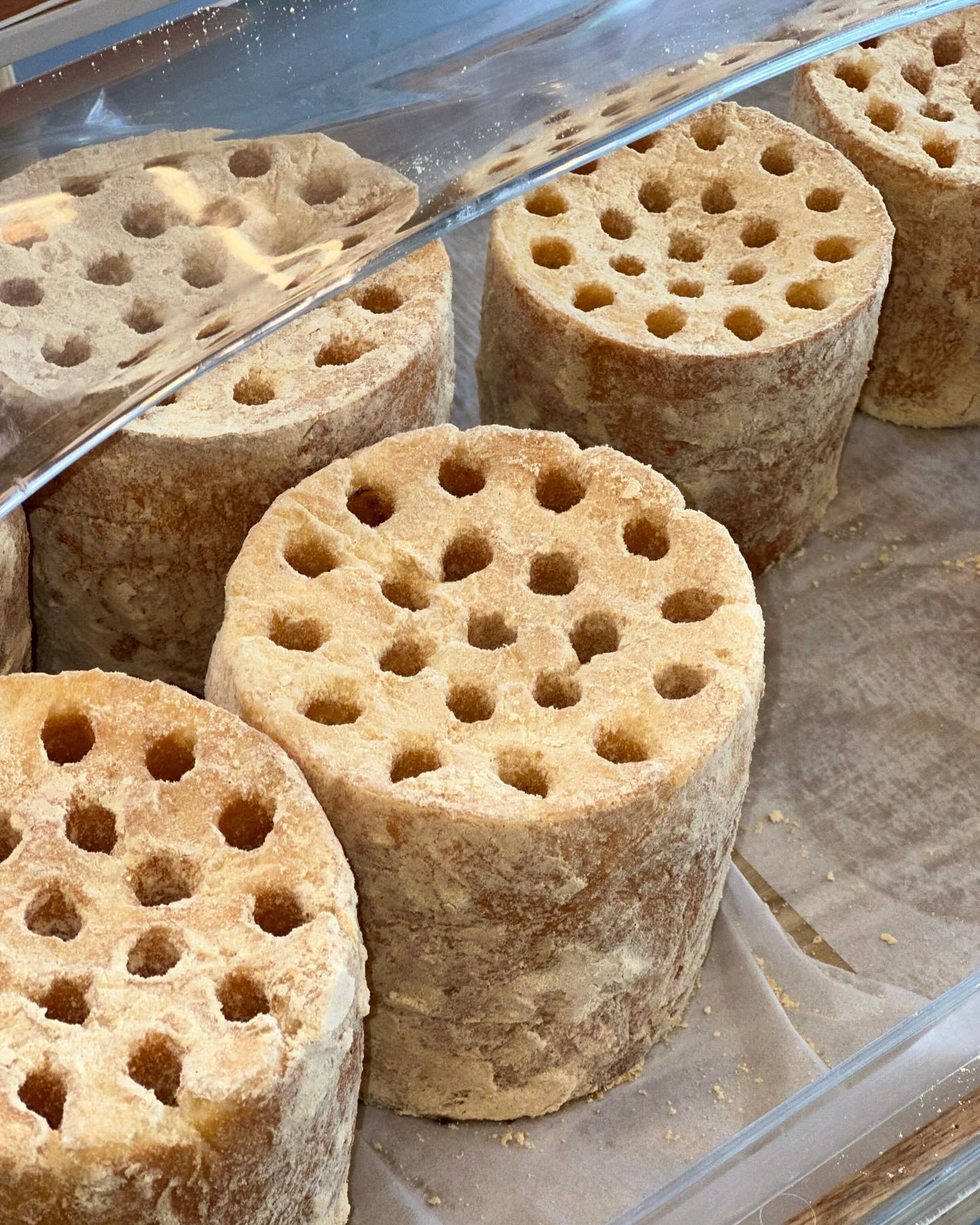 쫀득쫀득 찹쌀떡이 쏘옥 들어가 맛있거던여~😋
근데 인절미크림를 더한다 ? 그럼 최고거던여..👍🏻

이번주말은 예약으로 연탄재빵이 나왔어요 :)
이 인기몰이면 계속 나와야할거 같은데요><
다음주 주말에도 연탄재빵빵이 데리고 올게요😋

(인절미크림 수제입니다아!! 오늘 만들다가 팔 데인건 안비밀,,)

#속초 #속초카페 #속초여행 #속초해수욕장 #속초맛집 #속초핫플 #속초베이커리 #속초베이커리카페 #연탄빵 #벽돌빵 #번개탄빵 #등대빵 #토순이 #크루키