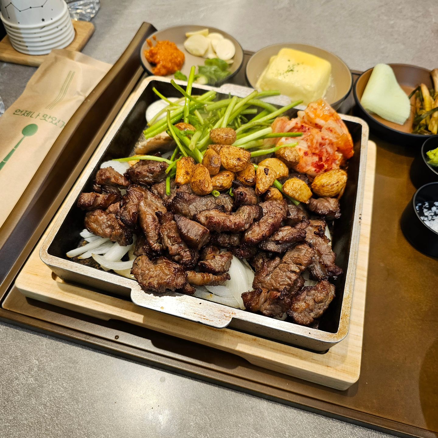 역시 고기반찬이 짱^^
#협찬 #돈푸 #문정역맛집 #문정역밥집 #문정역고깃집 #문정역배달맛집 #문정역삼겹살 #문정역직화구이