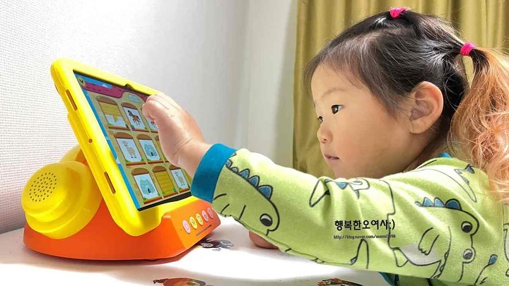 #무상대여
-
항상 예비초등 지호만 태블릿 공부를 했었는데
이번에 엘리하이키즈 만나면서 우리 지우도 함께 시작
-
재미있는 영상 , 뛰어난 학습력 대만족
한글,영어,수학,코팅 부족하지않게 다챙기기
-
한글떼기 고고고 영어도 함께 고고고
영어도서관 / 영어영상관 / 영어원서관
아이의 수준에 맞게 선택해서 볼 수 있기에
너무 높게 또 너무 낮게 진행이 안되는 점이 굿
-
영미권 5대 출판사의 인기원서까지 +_+
역시나 핑크퐁사랑 , 영어영상도 핑크퐁
아이가 지루해하지않게 할 수 있는 점이 굿 !!!
-
2023년 한국 소비자 평가 1위 엘리하이 
역시 메가스터디교육 굿굿굿
-
#엄마표영어 #홈스쿨링영어 #유아영어학습지
#엘라하이키즈 잘 부탁해
-
놀이를 통한 영어단어공부도 있는데
우리 지우의 취향저격 유튜브 안보고 , 인형놀이도 잠시 미뤄놓고
콕콕 찍어가며 맞추며 엉어단어 말하고 신나게 
-
공부를 즐기는구나 !!
-
#메가스터디교육 #유아학습지 #5세영어 #5세한글 #5세수학 #한글떼기