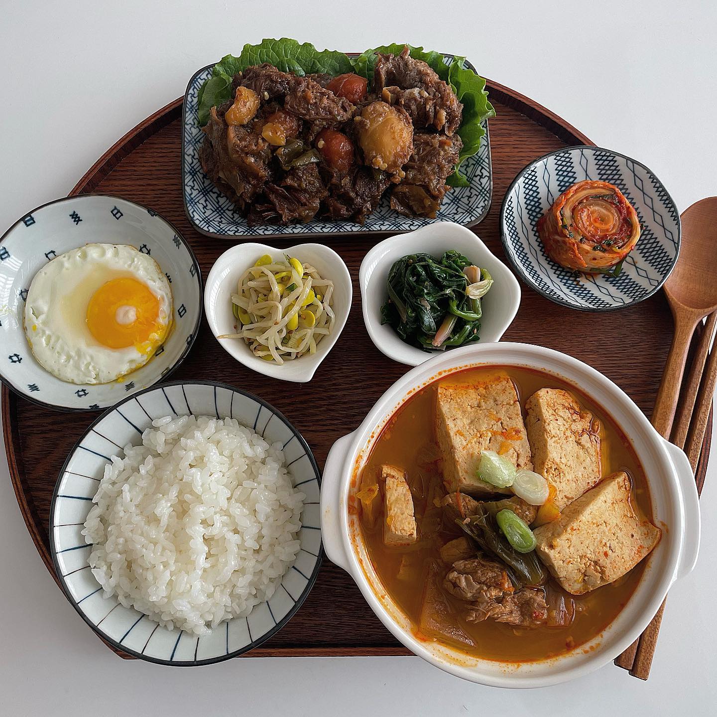 집밥메뉴 소고기 된장찌개 황금레시피 🫶🏻
밥상에 빠질 수 없는 국메뉴😋 남편이 순삭한 점심!!
오늘은 소고기 넣어 맛있게 끓여봤어요!
소고기로 진한 맛 내고 두부를 넣어서
푸짐한 된장찌개로 만들어 먹으니 너무 맛있어요..✨

📌쇠고기된장찌개 레시피
▫️재료
국거리용 쇠고기 150g, 표고버섯 3개(75g), 두부(찌개용, 작은팩) 1모(180g), 감자 1/2개(100g), 애호박 1/3개(90g), 양파 1/4개(50g), 대파(흰부분)15cm, 청양고추 1개(생략가능), 식용유 1/2큰술, 쌀뜨물 2와 1/2컵(500ml), 된장2큰술(염도에 따라 가감), 고추장 1큰술, 다진마늘 1작은술
▫️쇠고기•표고버섯 양념
다진마늘 1/2큰술, 국간장 1/2큰술, 설탕 1/4작은술
▫️레시피
1. 표고버섯은 밑동을 제거하고 모양대로 썰어 쇠고기와 함께 양념에 버무린다.
2. 두부는 사방 1.5cm크기로 썬다. 감자는 0.5cm 두께로 썬다. 애호박은 길게 4등분해 0.5두께로 썬다.
3. 양파는 사방 1.5 크기로 썰고, 대파와 청양고추는 어슷썬다.
4. 달군 냄비에 식용유를 두르고 쇠고기와 표고버섯을 넣어 중간 불에서 타지 않도록 주의하며 3분간 볶는다.
5. 물(2와 1/2컵)을 붓고 된장과 고추장을 푼다. 감자, 애호박, 양파를 넣고 센 불로 올려 끓어오르면 중간 불로 줄여 감자가 익을 때까지 3분간 끓인다.
6. 두부를 넣고 3분간 끓인 후 대파, 청양고추, 다진마늘을 넣고1분간 더 끓인다.

📌 함께 먹은 갈비찜 레시피가 궁금하시면?
클릭! 👉🏻 #j레시피_갈비찜 

#j레시피_소고기된장찌개
#김치찌개 #반찬메뉴 #남편밥상 #한식밥상 #레시피 #밥상 #집밥메뉴 #집밥 #요리