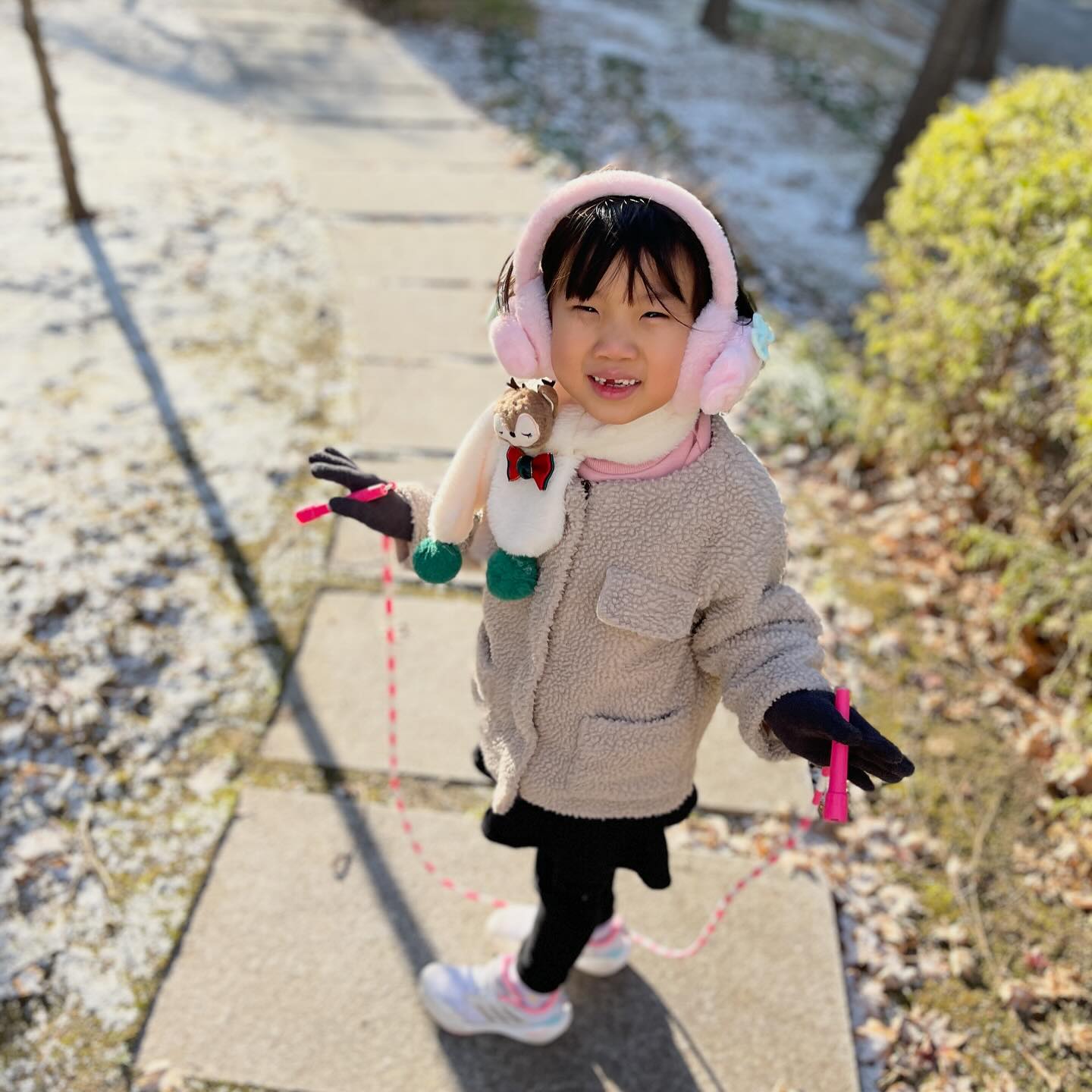 언니 약속 있어서 나가는 두시간 동안
엄청 달달 볶는 동생...

언니 따라 가고 싶다 난리
언니도 자유시간 좀 주고 싶단다...

언니 오니까 해맑😅

#아이와사는집
#자매스타그램