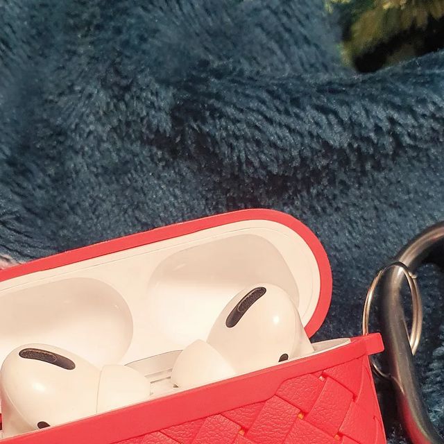 갬성 CoCo🌸 on Instagram: "#광고 #어반스티치 #에어팟 #에어팟프로 #아티산케이스 #❤️ 나의 #에어팟프로2세대 에 ➿️ 🟥 #밀라노레드 색상 #케이스 🟥 리얼한 짜임 #가죽 느낌의 텍스쳐 및