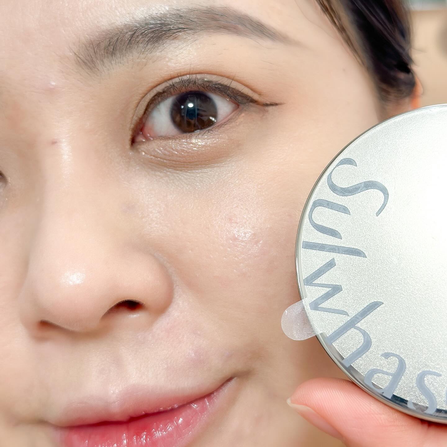 #설화수퍼펙팅쿠션에어리 sulwhasoo.official 

겨울수부지쿠션으로 추천드릴만한 촉촉이쿠션을 가지고 왔는데요.
윤결톤을 한 번에 잡아 타고난 듯 고급스러운 피부 연출을 할 수 있는 설화수 퍼펙팅 쿠션 에어리 커버쿠션은 천연 자개에서 모티브를 얻은 쿠션입니다:)

가법게 발리면서 지속력은 up!! 스킨케어 성분이 86% 이상 함유되어 있어 속건조이신분들이 피부메이크업해도 매끈 촉촉한 광채커버메이크업을 완성시킬 수 있어요.

24시간 하루 온 종일 숨을 쉬는 듯한 느낌이 드는 에어리 텍스처가 피부가 답답하지 않게 만들어 주고 통기성 파우터 포뮬라가 함유되어 있으면서 히알루론산을 함유한 수분광 코팅 파우더가 더해져 촉촉하고 윤기있는 피부결을 하루종일 유지할 구 있답니다.

두껍게 발리지 않고 가볍고 밀착력 있게 발리는게 너무나 만족스러워 수부지피부 타입에 완전 딱이에요

붉게 올라온 트러블까지도 커버가 되니 안써볼 수가 없겠더라구요!? 

수부지겨울쿠션을 찾으신 분들은 설화수 퍼펙팅 쿠션 에어리 사용해보세요! 분명 만족스러우실거에요🫶🫶

#설화수 #퍼펙팅쿠션 #퍼펙팅쿠션에어리 #지속력좋은쿠션 #촉촉한쿠션 #수부지쿠션 #쿠션추천 #커버력좋은쿠션