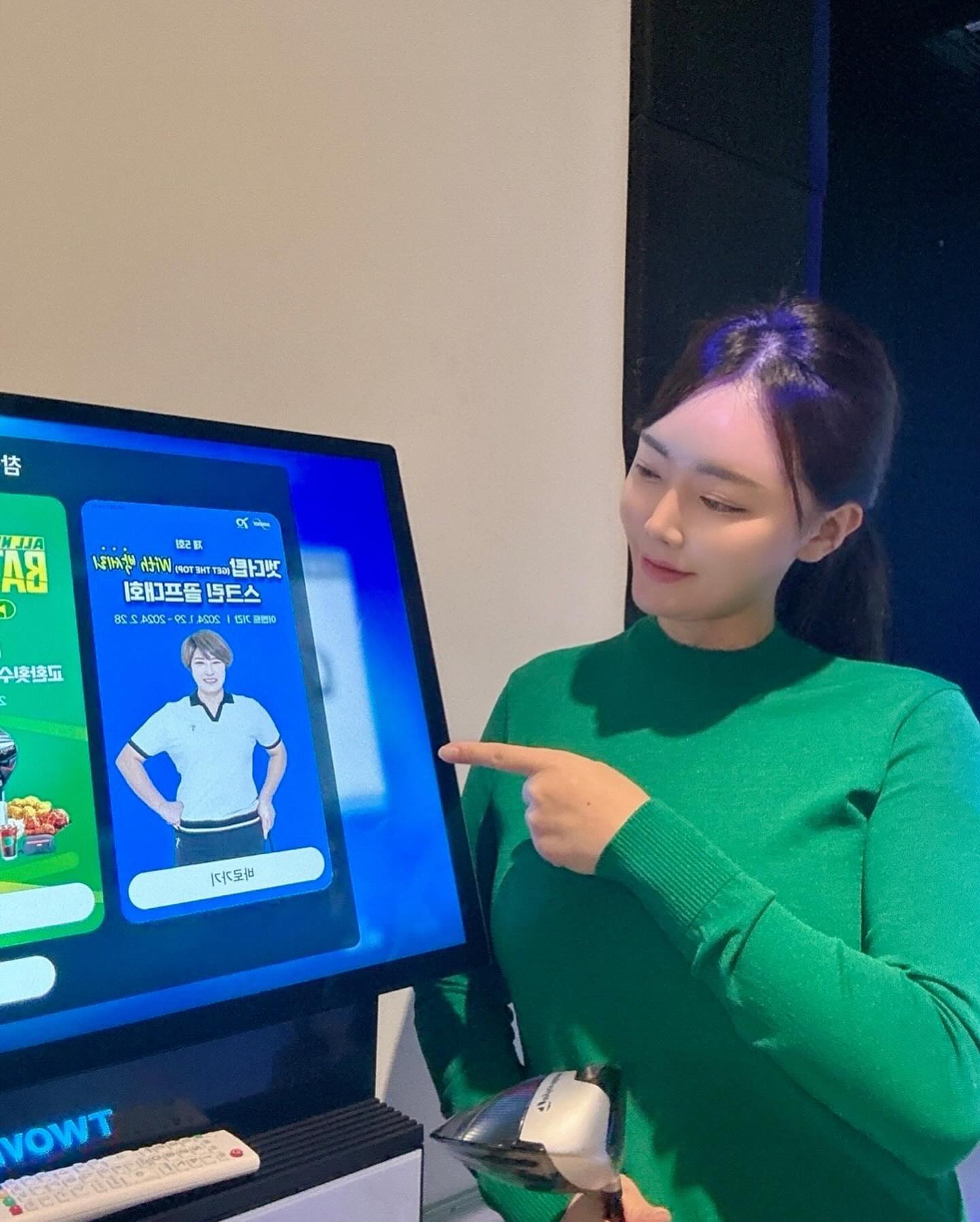 다들 주말 잘 보내셨나요 ?

저는 주말 푹 자고 일어나서 #제5회겟더탑(Get The Top)스크린골프대회 참여했어요

꺄 겟더탑 대회 모델이 박세리로 바뀌었네요
모두가 쉽게 참여할 수 있는 겟더탑 스크린골프대회
인스타 후기 남겨두신 3명 추첨하여 #박세리 감독님의 레슨기회가 주어지니까 꼭 참여하시기 !

대회기간-2024 .01.29일(월)~2024.02.08(수)
장소 -전국 골프존 매장
참가자격-골프존 회원 누구나 참여 가능하나 GTOUR 프로 등 프로골퍼는 모든 시상에서 제외
코스:한원CC 고구려/백제시스템 비전플러스,투비전,투비전플러스,투비전NX설치 매장

시상-스트로크/최다라운드/다버디/다파/롱기스트/니어리스트/홀인원

제 5회 겟더탑(Get The Top) 스크린골프대회 참여하고 푸짐하고 다양한 경품 챙겨요🎁

#광고
#제5회겟더탑스크린골프대회 #겟더탑 #GetTheTop #스크린골프대회 #박세리 #박세리레슨 #실내골프 #골린이 #아마추어골퍼#겨울라운딩 #스크린골프장추천 #실내골프연습장 #골프존 #비전플러스#투비전#투비전플러스#골프코스