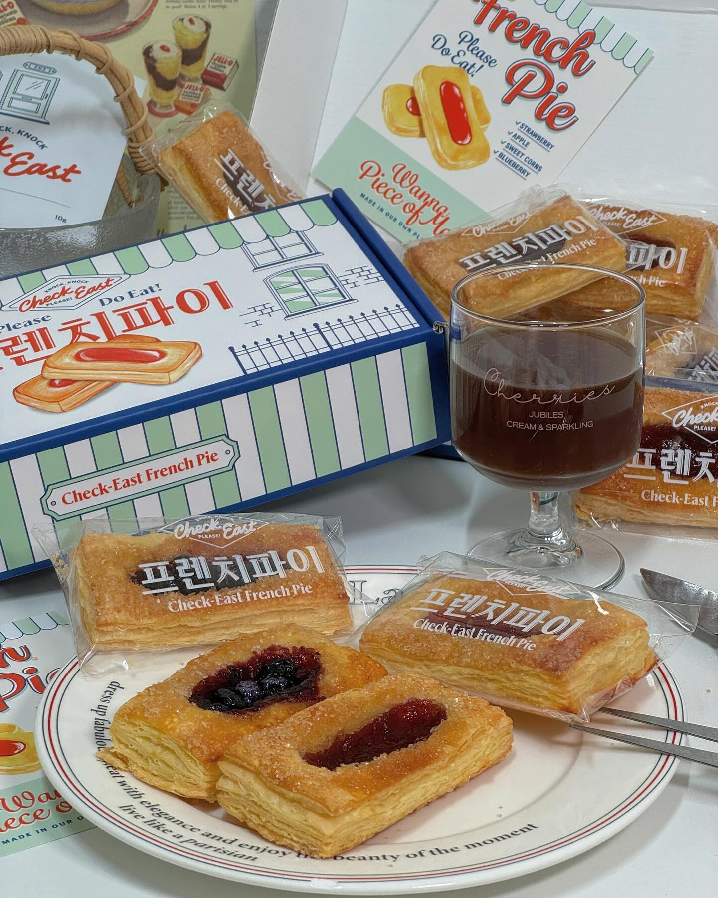 *협찬 checkeast_ 

강릉의 명물, 미국 서부 호텔컨셉의 #체크이스트 의 시그니처 디저트인 #프렌치파이 를 온라인으로도 만날 수 있다💡

파이롤러로 반죽하여 정성스레 만든 파이시트로 그냥 먹어도 맛있지만 체크이스트만의 드립백과 함께라면 환상의 하모니카인데✨

바삭한 페이스트리의 식감이 얄짤없는 데다 딸기, 사과, 블루베리 등 원물 가득 꾸덕한 잼이 듬뿍 올라가 맛도 식감도 완벽했다💯

워낙 패키지 자체가 이국적인 감성이 깃들어 #어린이집답례품 , #강릉기념품 을 대표하는 제품인 셈🎁

🔍딸기 프렌치 파니➿잘 구워진 프렌치파이에 직접 끓인 달콤한 딸기잼이 한가득🍓
🔍블루베리 프렌치 파이➿바삭한 페스츄리 파이지 위 새콤달콤한 블루베리 필링이 듬뿍🫐

스마트스토어를 비롯한 지그재그, 에이블리, 오늘의집에서도 구매가 가능하니 핫한 #강릉카페 Check East만의 파이 겟하러 Go❕

🔗https://smartstore.naver.com/checkeast
.
.
.
.
.
#디저트택배 #디저트선물 #답례품추천 #디저트박스 #답례품디저트