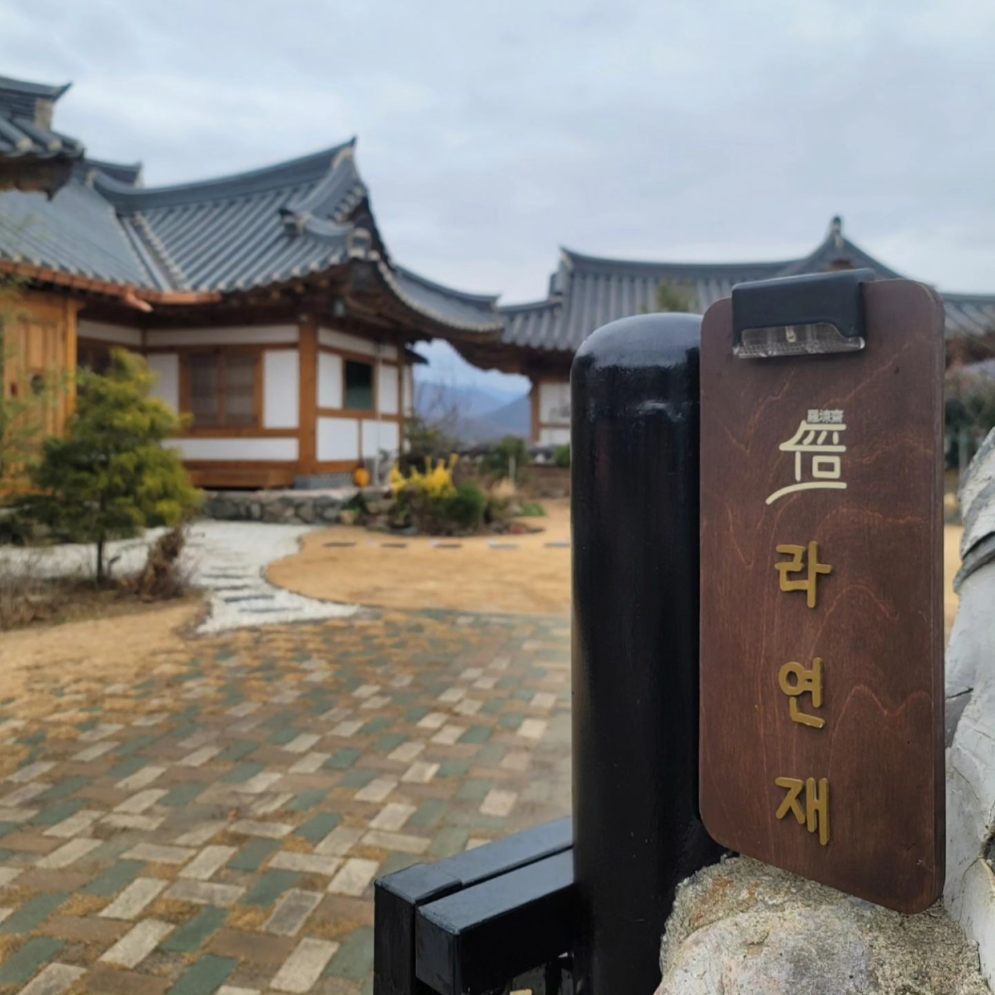 .
고즈넉한 한옥의 정취를 온전히 느낄 수 있었던
경주한옥스테이 라연재🤎

경주 대표관광명소들인
첨성대, 황리단길, 대릉원, 월정교와 가까운
경주여행숙소로 최적의 위치

마당도 넓고 조용해서 힐링하기 좋은 곳

#경주한옥펜션 #경주한옥스테이 #경주독채펜션
#황리단길숙소 #경주단체펜션

🤎 라연재

• 주소 : 경북 경주시 천원2길 35-11
• 문의 : 0507-1364-9365
• 입실 15:00, 퇴실 익일 11:00
• 최대 10인까지 수용 가능한 독채
• 주차가능(마당 및 도보 3분이내 월정교 주차장)
• 전기그릴 대여가능(실내사용×, 마당에서 사용가능)