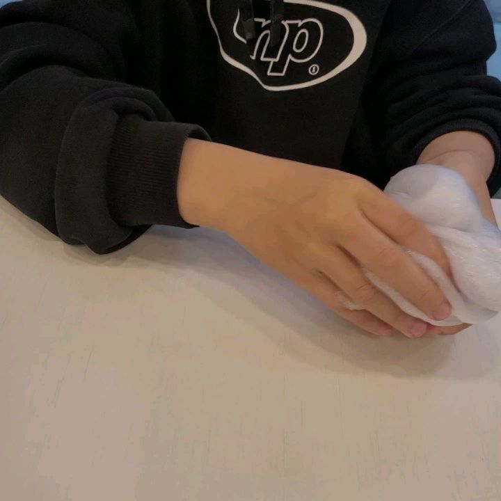 예성씨와 데이뚜
대기가 30분 넘어가길래
집에 가려던 찬라에 입장ㅋ

수타면 저리가라!
아주 찰지게 손맛 맥여주는 아드님ㅋㅋ
엄마는 그저 지켜보다 심심해서
폰케이스 만들기 시작ㅎㅎ
같이 열심히 놀다보니
2시간 순삭 가능이더라는ㅋㅋ

저 공기터지는 소리+촉감이 킬포.
무념무상 슬라임카페 놀이 끝.