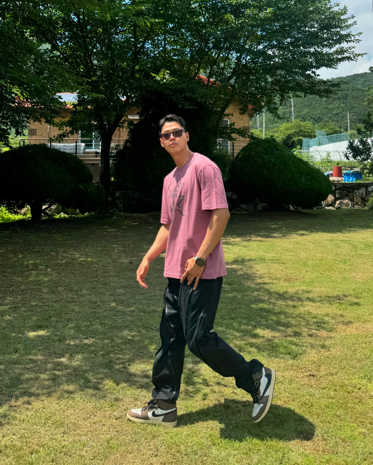 ☀️☀️
본격 여름 시작🔥

▪반팔 - urbandtype _official 
▪️팬츠 - garrix_archives 
▪️슈즈 - nike 

- 그래픽 포인트! 부드러운 핏감 어반디타입😁
#어반디타입 여름티셔츠추천 #여름코디