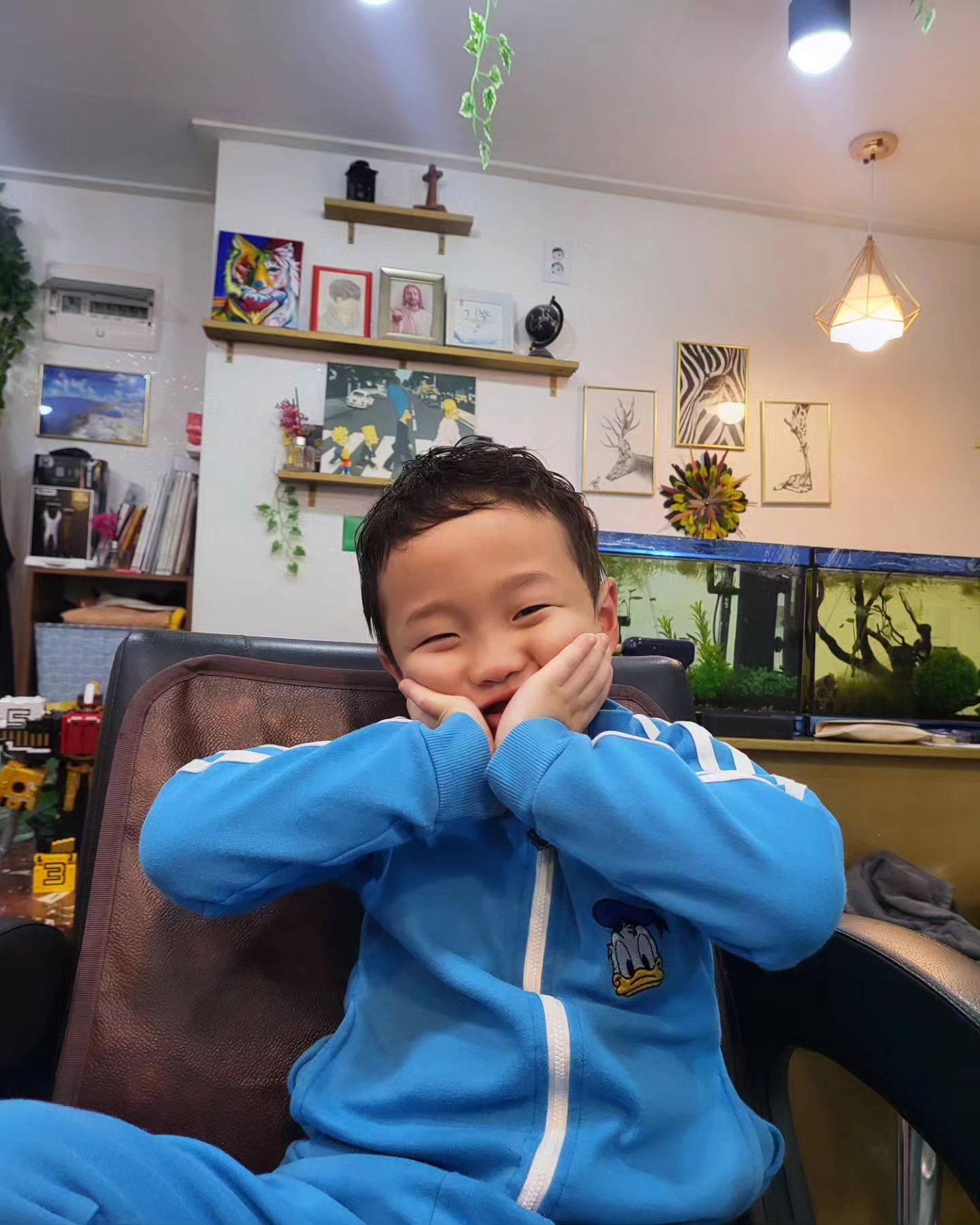 삼촌을 너무 좋아해주는 권민이😉
말도 못하던 애기가 벌써 6살!매일매일 삼촌한테 인사하고 가는 귀요미!!
.
.
#쥬니어펌 #키즈 #베이비펌 #happy 
#주쌀롱
#예약제 #일인샵
#이태원미용실
#한남동미용실
#보광동미용실
#우사단길 #이태원바버샵 
#컷맛집 #헤어성형
#소통 #좋아요#좋아요반사 #like4like #좋반