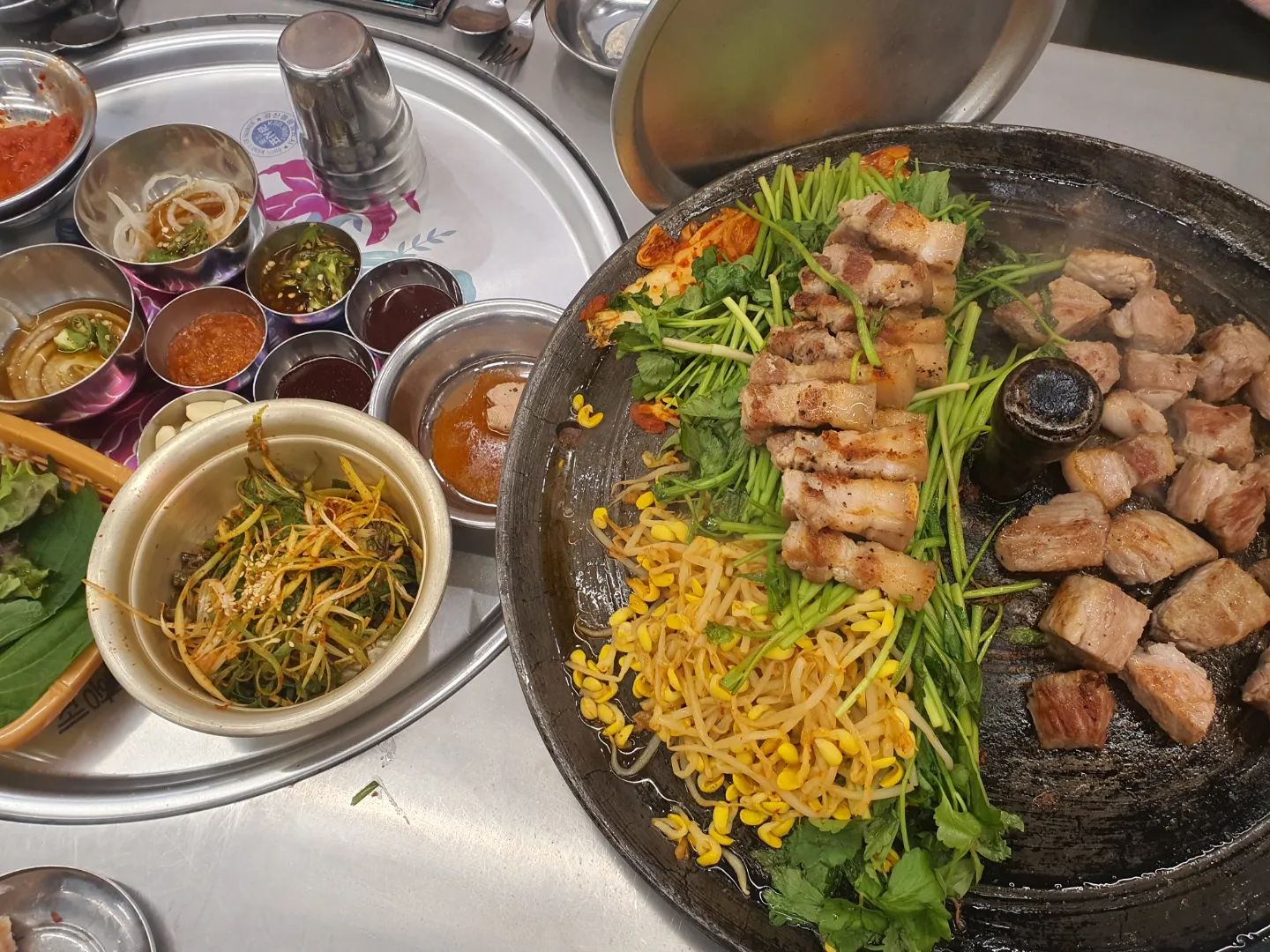 #주말저녁 

솥뚜껑에 구워먹는 삼겹살이라닛!
거기다 직접 구워주는 곳이라서 더더더 맛있게 먹을수 있는 고기집!
미나리 구워서 같이 먹으니 더 매력넘친다.
팔도 비빔면에 고기 싸서 먹어도 맛있음.

#시흥배곧고기집
#시흥배곧삼겹살
#목구멍
#배곧목구멍
#배곧맛집