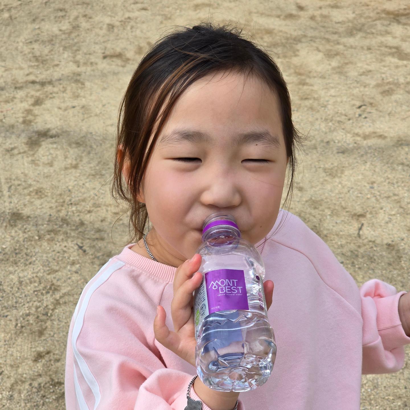 모처럼 봄맞이 #한국민속촌나들이 왔다.
날씨도 포근하고 하늘도 맑은 날 기분까지 좋아지는~

역시 #민속촌배우님들 오늘 역시 민속촌 흥을 높여주는 중..

#두딸 오늘 엄빠랑 즐거운 시간!

#웰컴투조선구인구직의난 #한국민속촌월컴투조선 #민속촌구직자 #민속촌거지 #민속촌배우들 #한국민속촌 #민속촌봄시즌